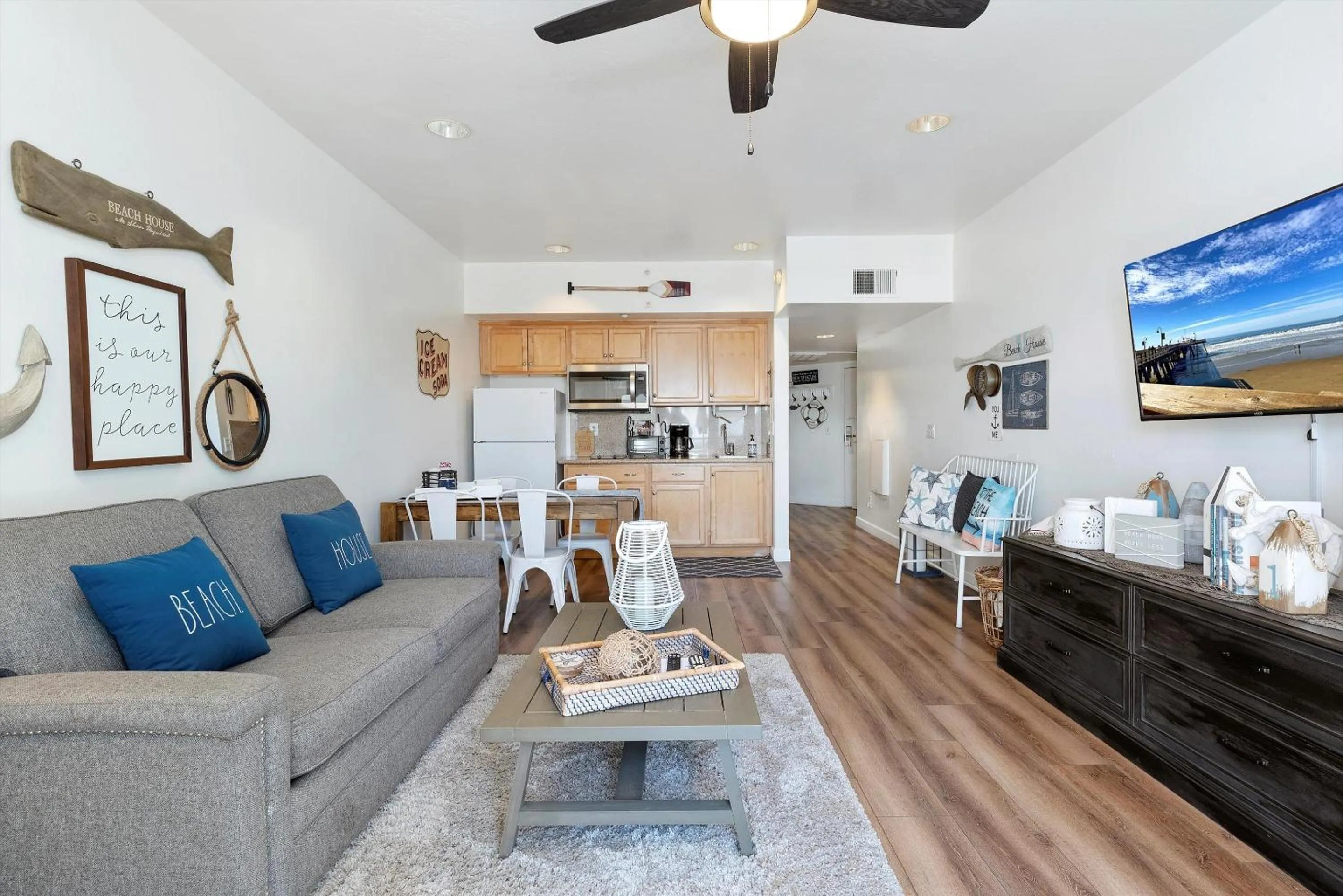 TV and multimedia in Beach House Inn & Suites