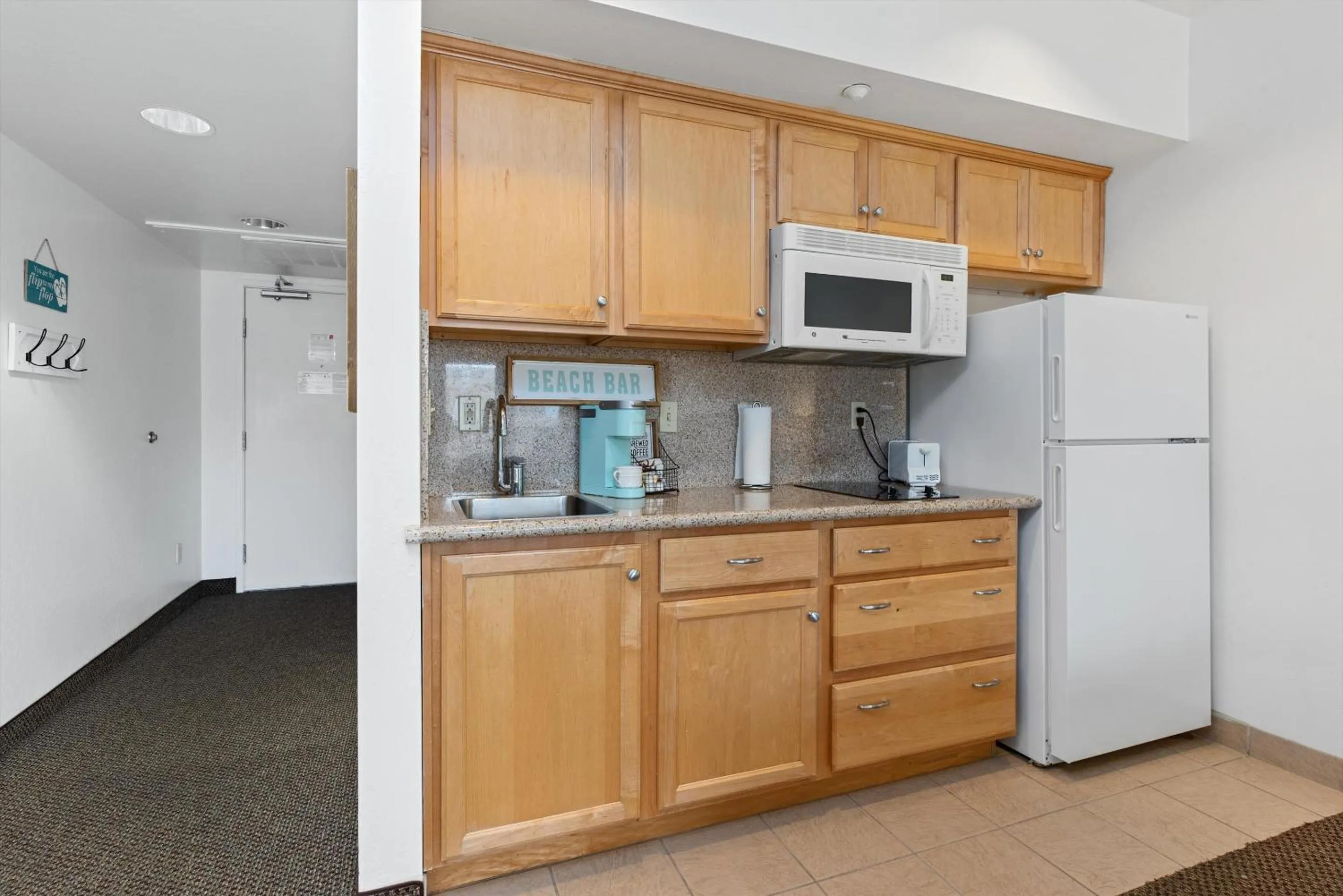 Kitchen or kitchenette in Beach House Inn & Suites