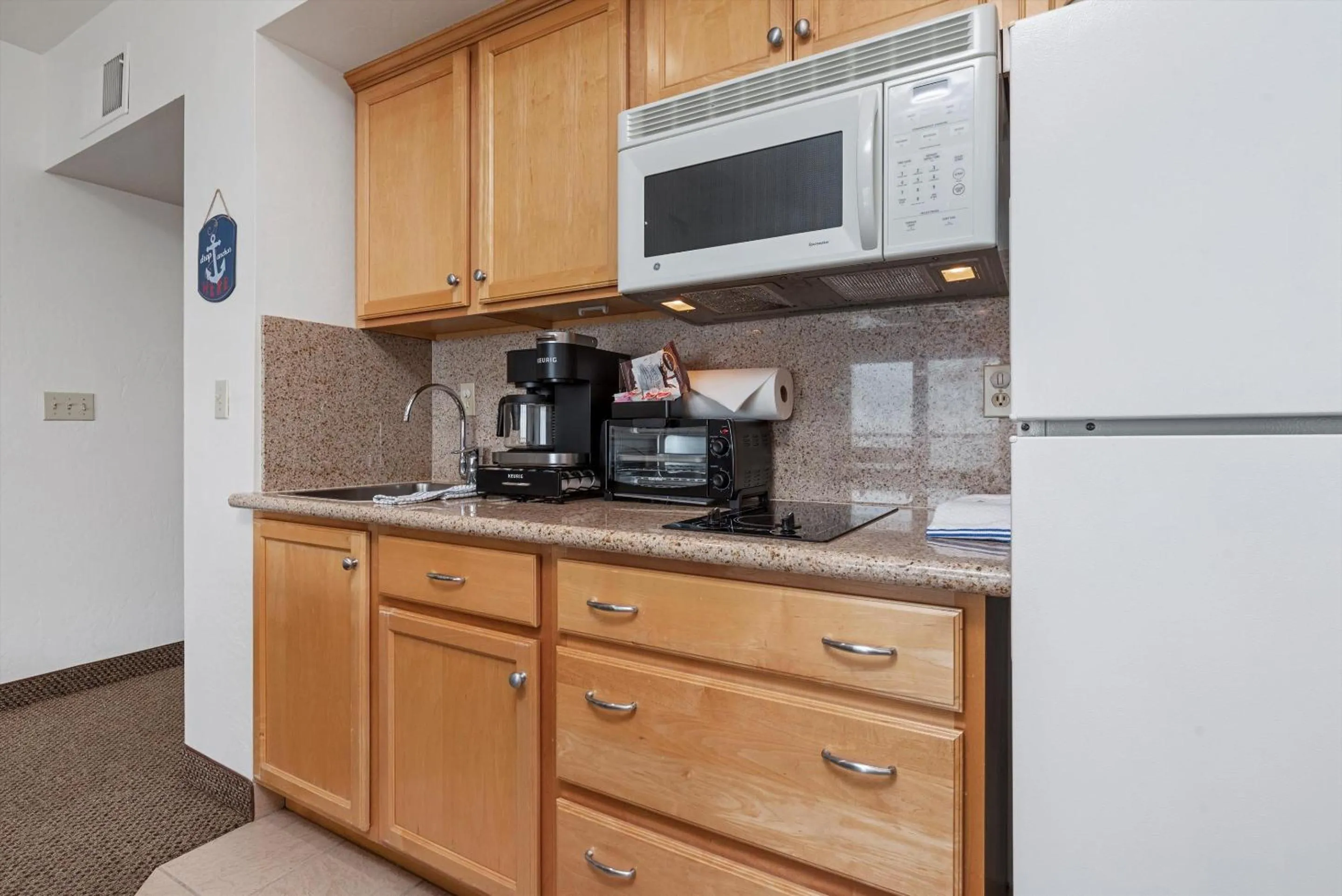 Kitchen or kitchenette in Beach House Inn & Suites