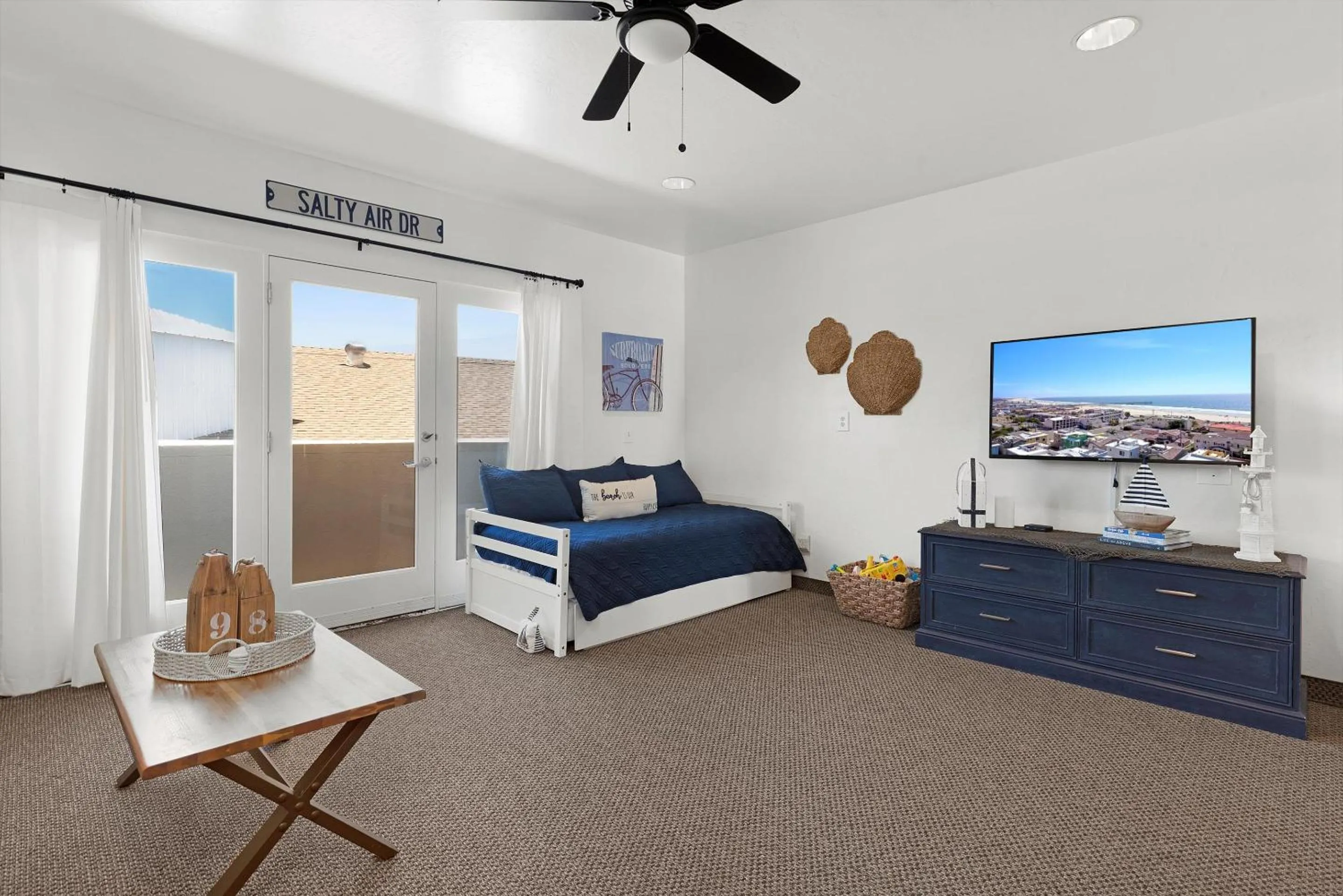 TV and multimedia, Bed in Beach House Inn & Suites