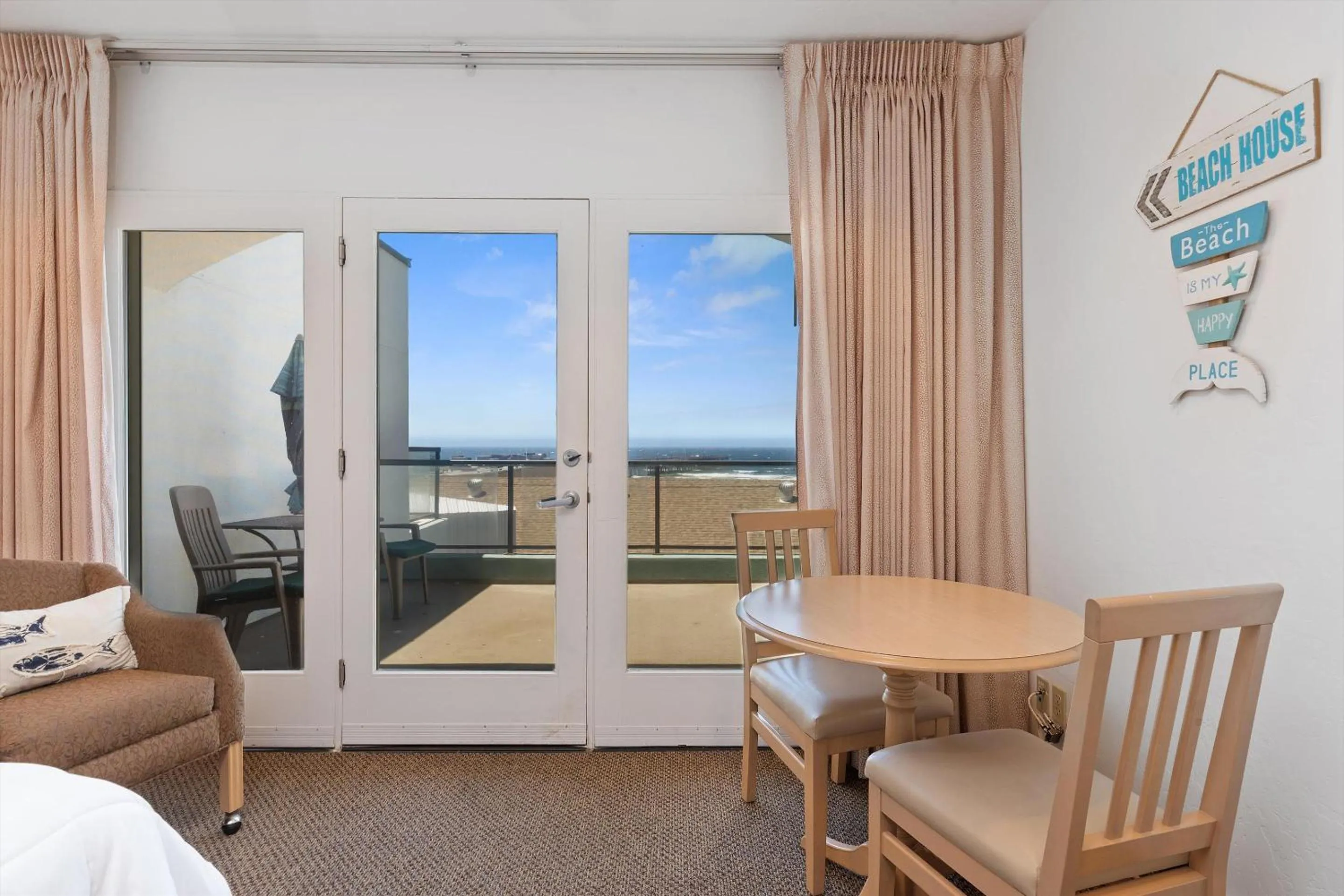 Living room in Beach House Inn & Suites