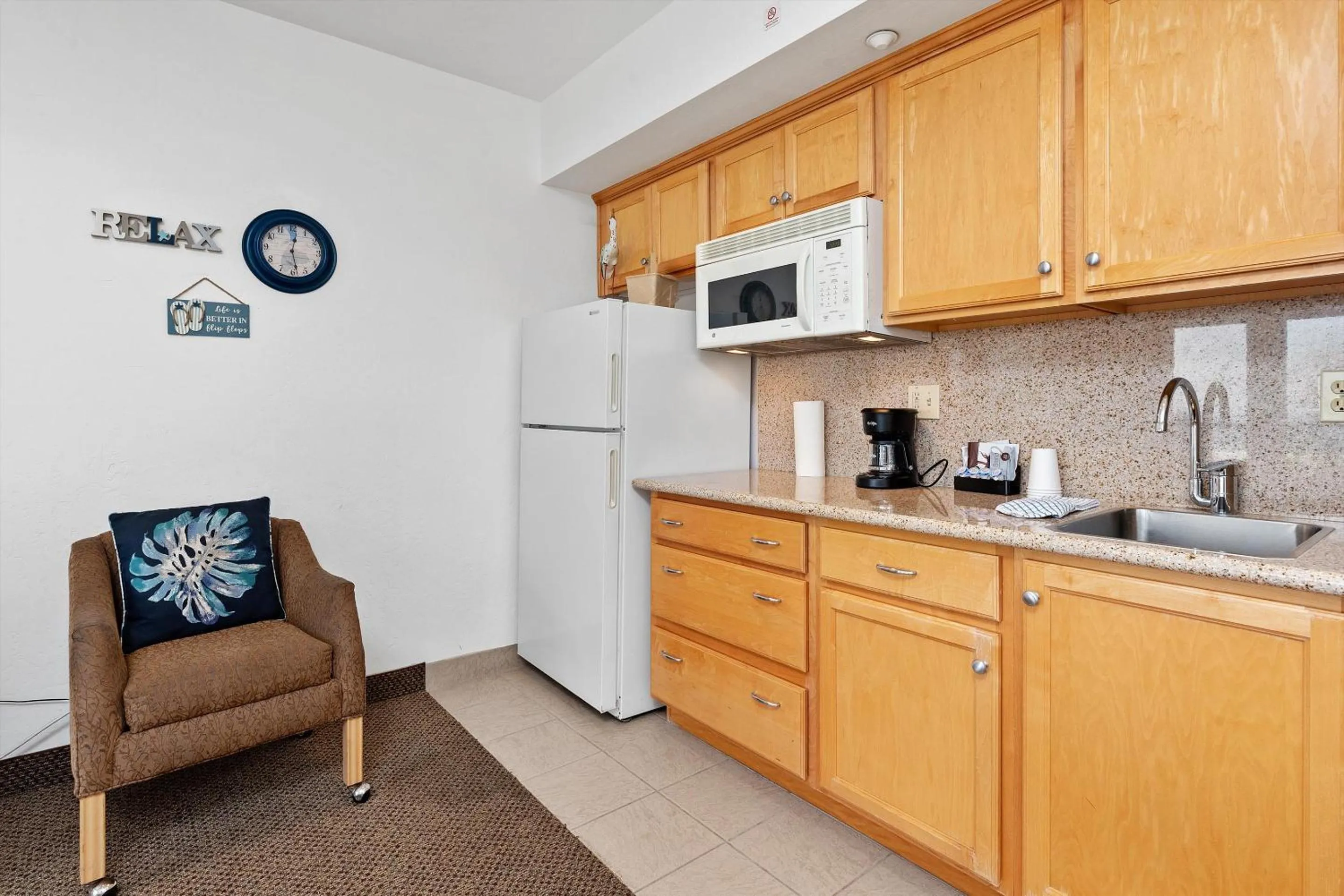 Kitchen or kitchenette in Beach House Inn & Suites