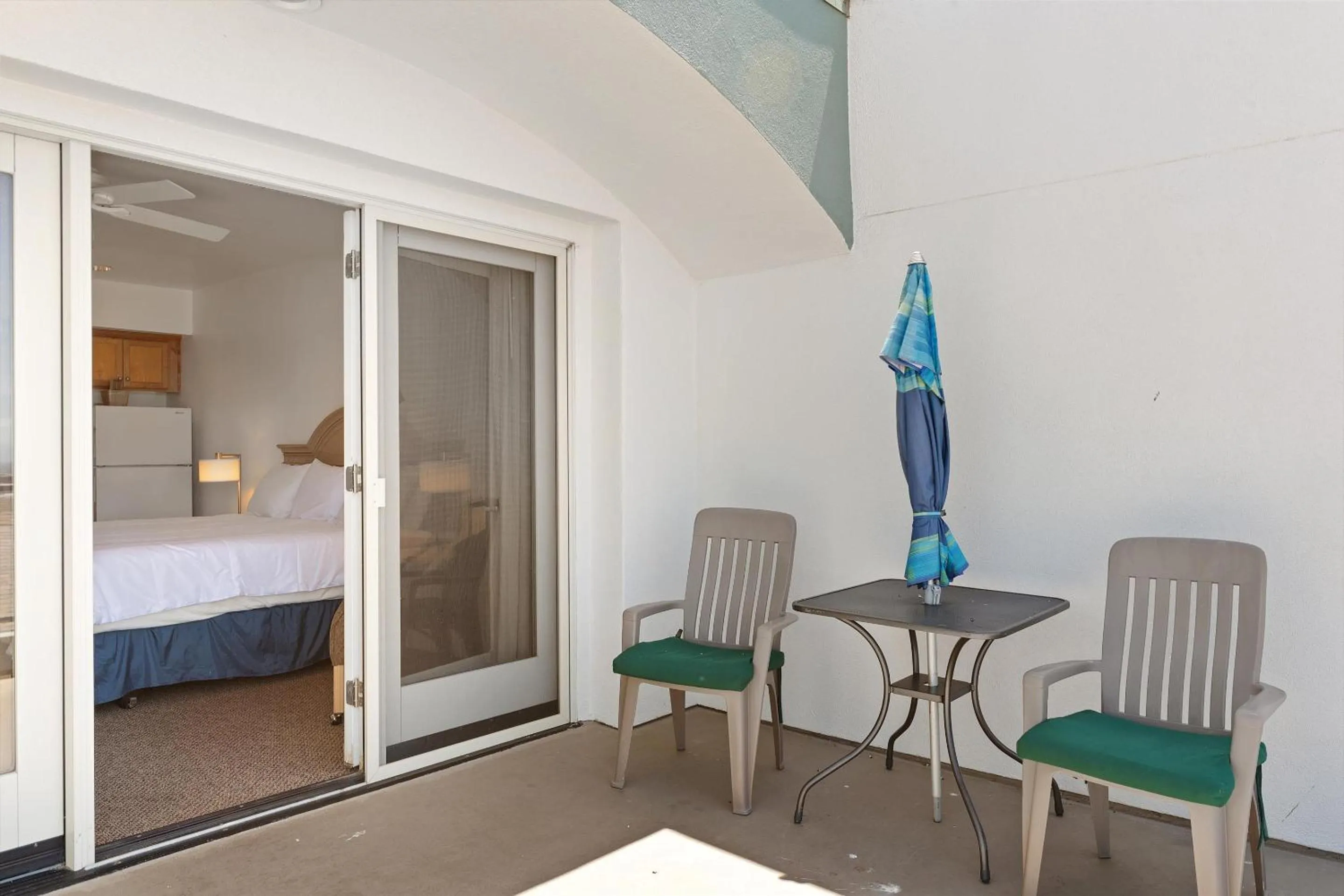 Patio, Bed in Beach House Inn & Suites