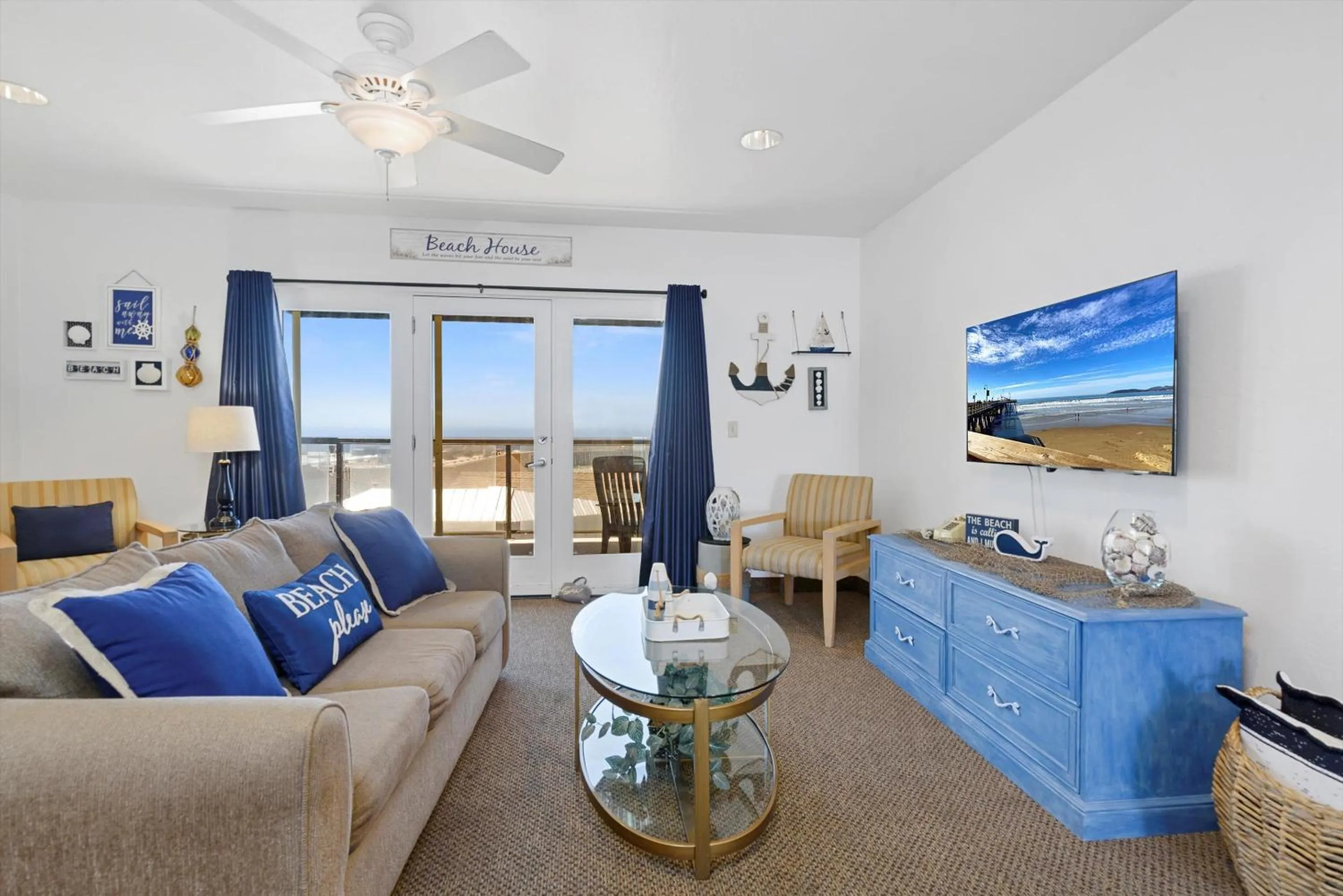 Living room in Beach House Inn & Suites