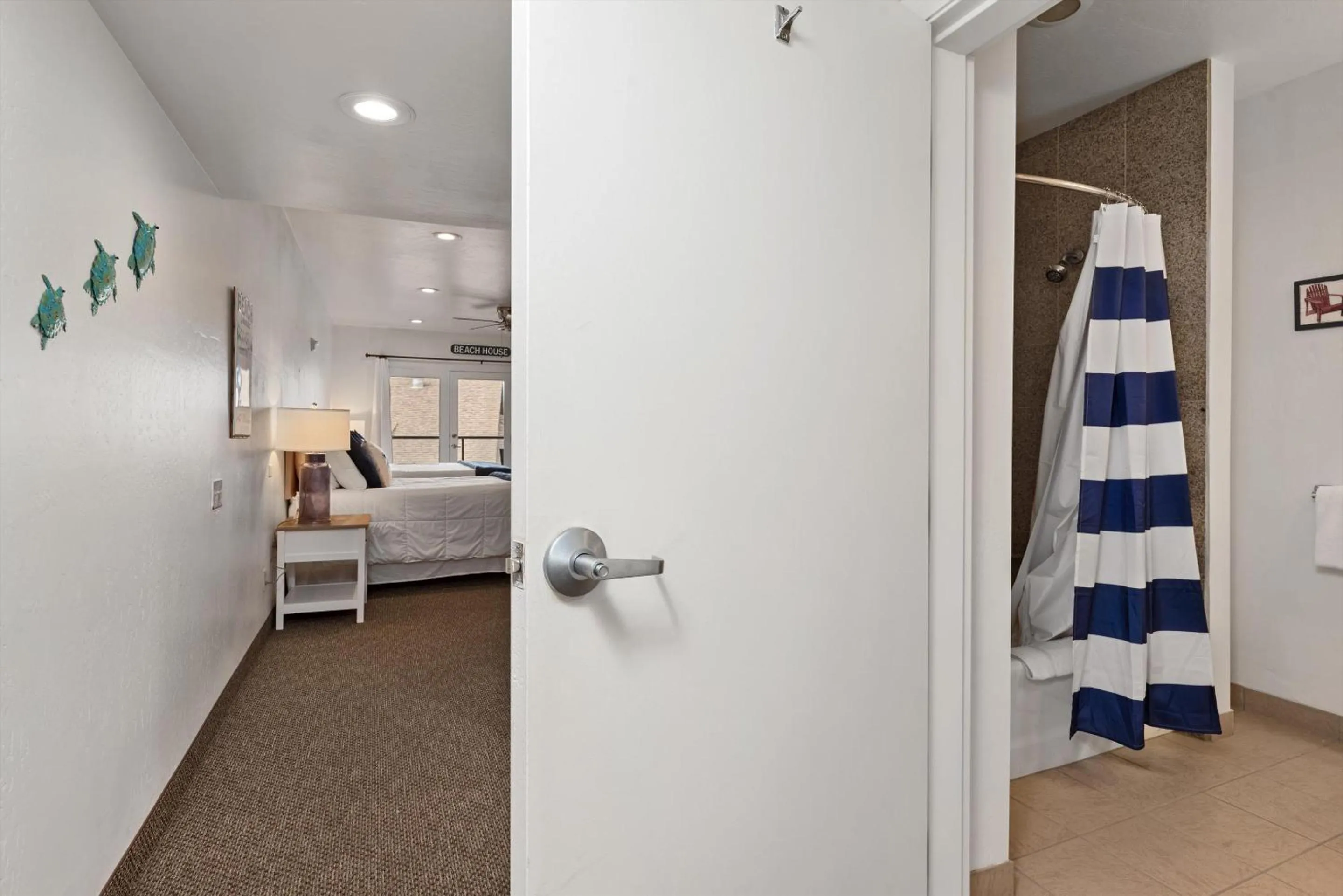 Bathroom, Bed in Beach House Inn & Suites
