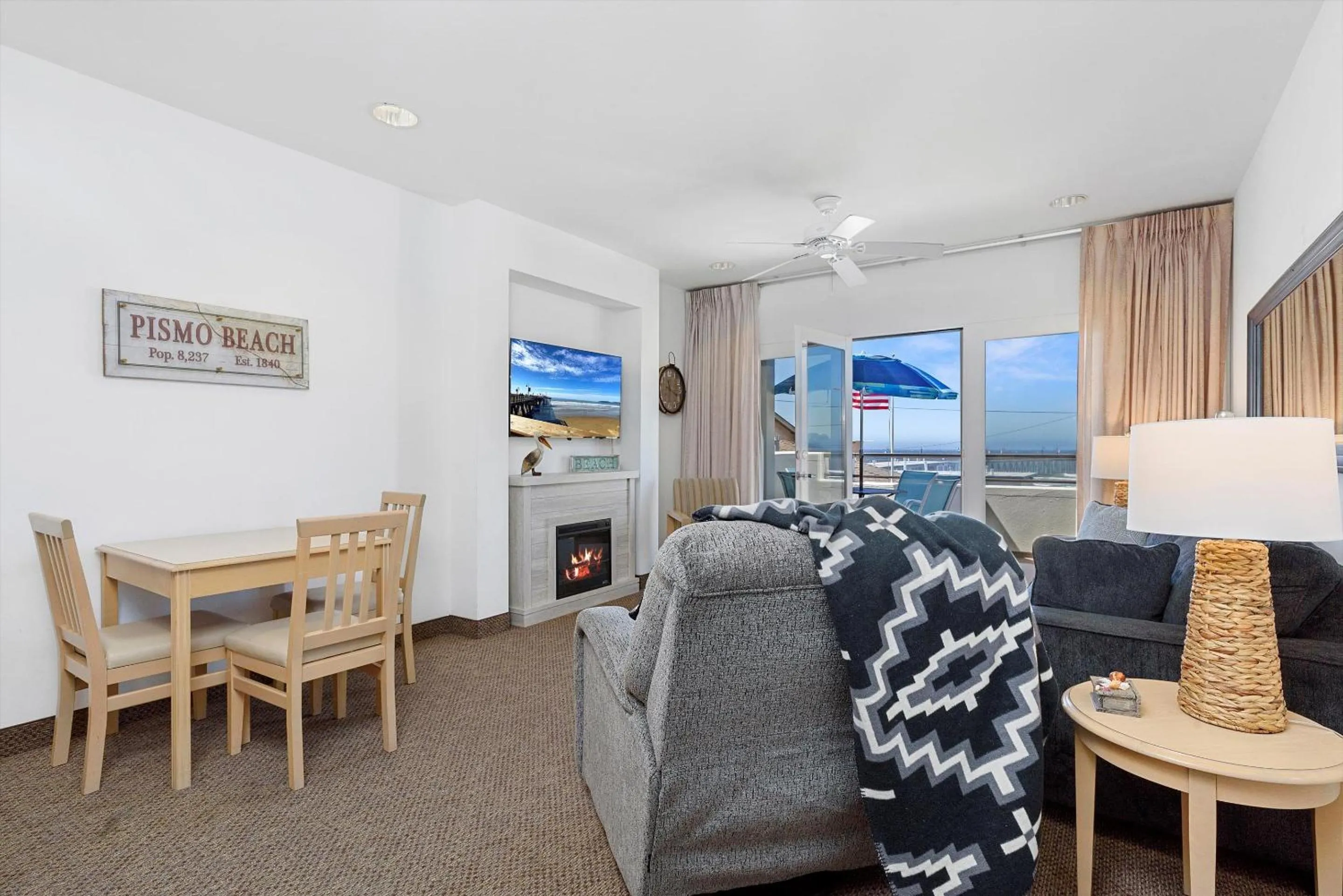 Living room in Beach House Inn & Suites