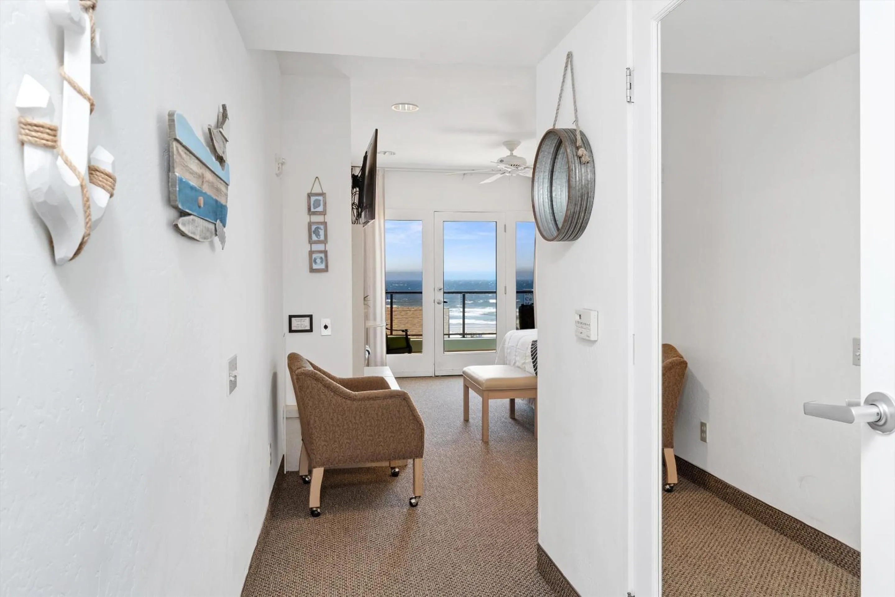 Living room in Beach House Inn & Suites