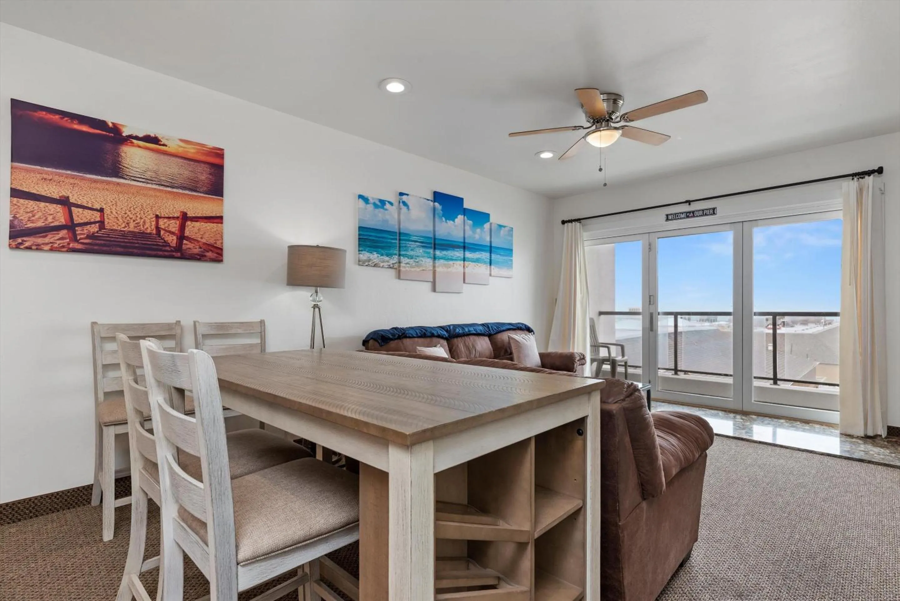 Dining area in Beach House Inn & Suites