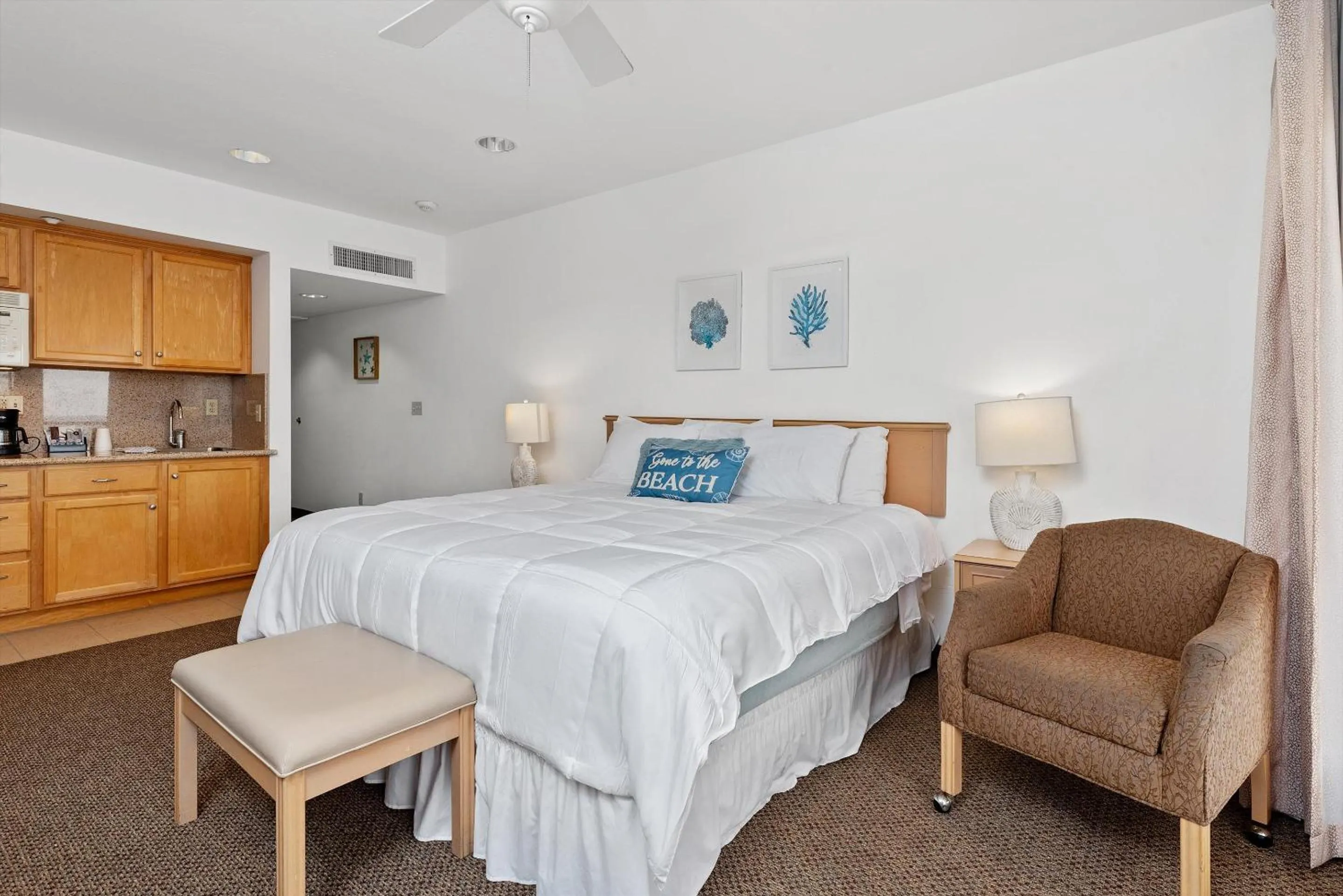 Bedroom, Bed in Beach House Inn & Suites