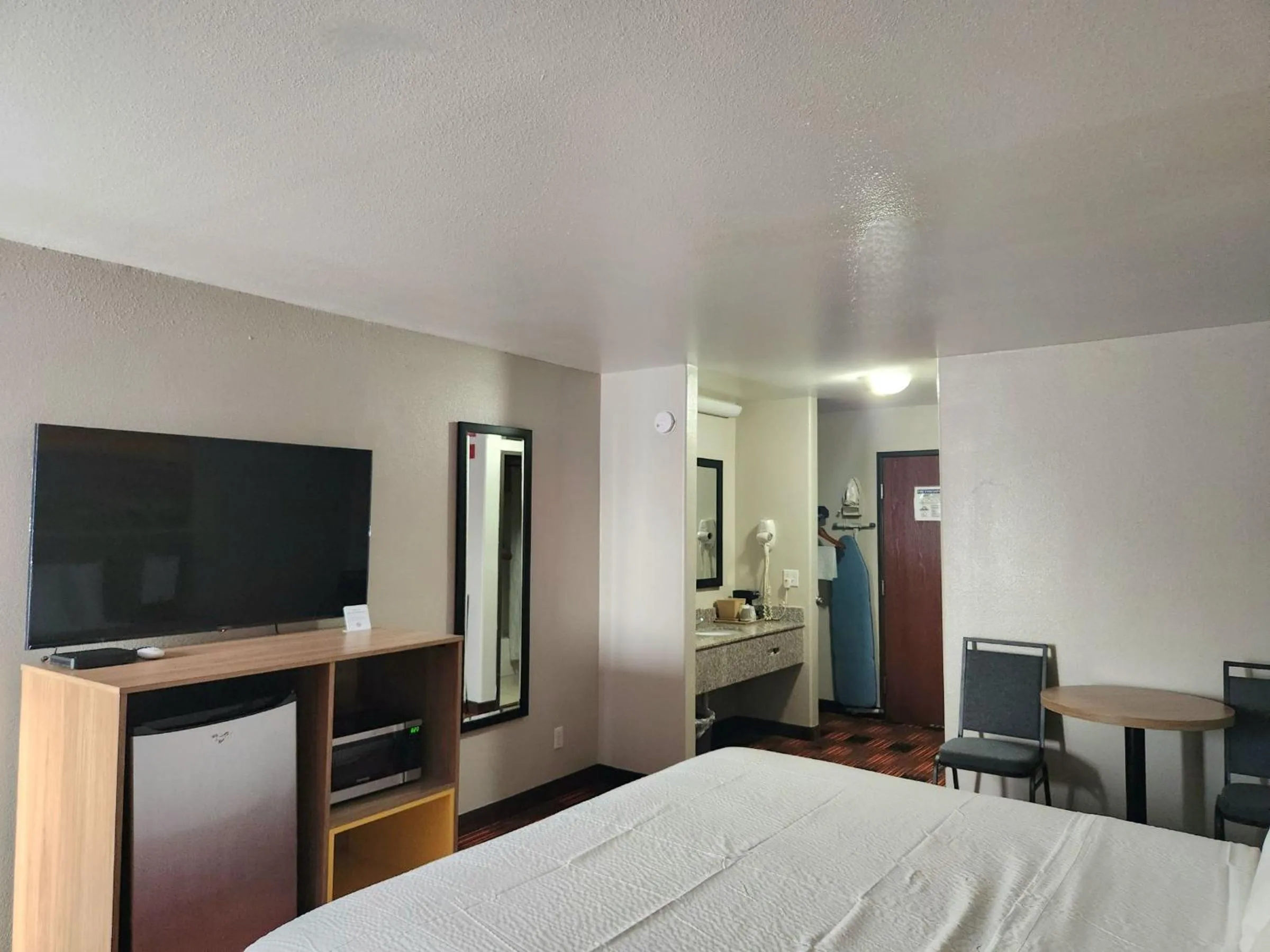 Bedroom, Bed in Days Inn by Wyndham Lumberton