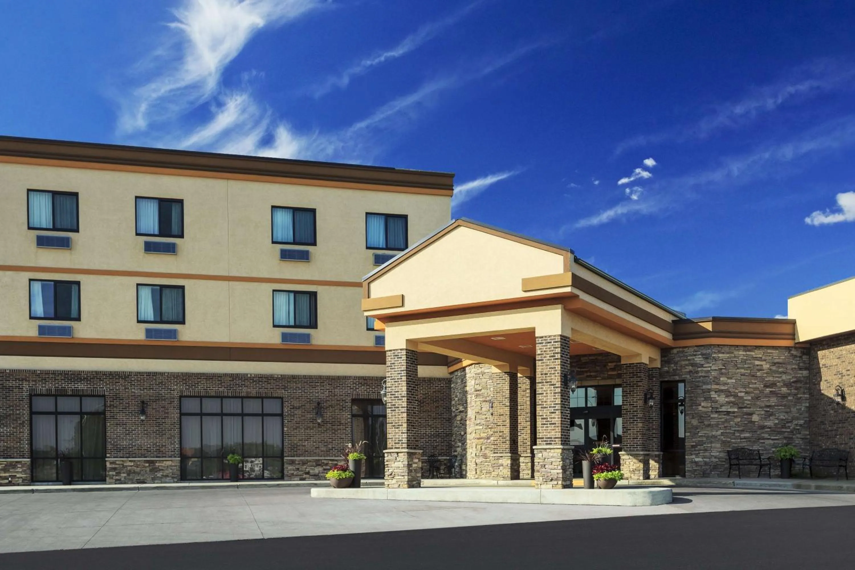 Property building in Roosevelt Grand Dakota SureStay Collection by Best Western