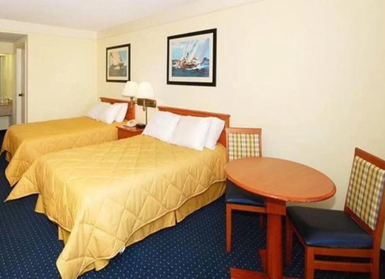 Photo of the whole room, Bed in Hatteras Island Inn