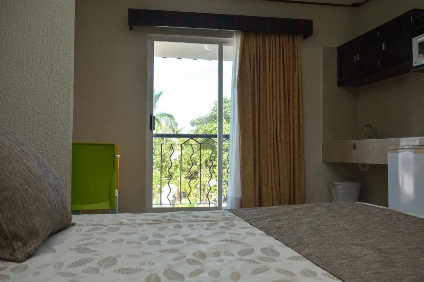 Photo of the whole room, Bed in Suites Los Arcos