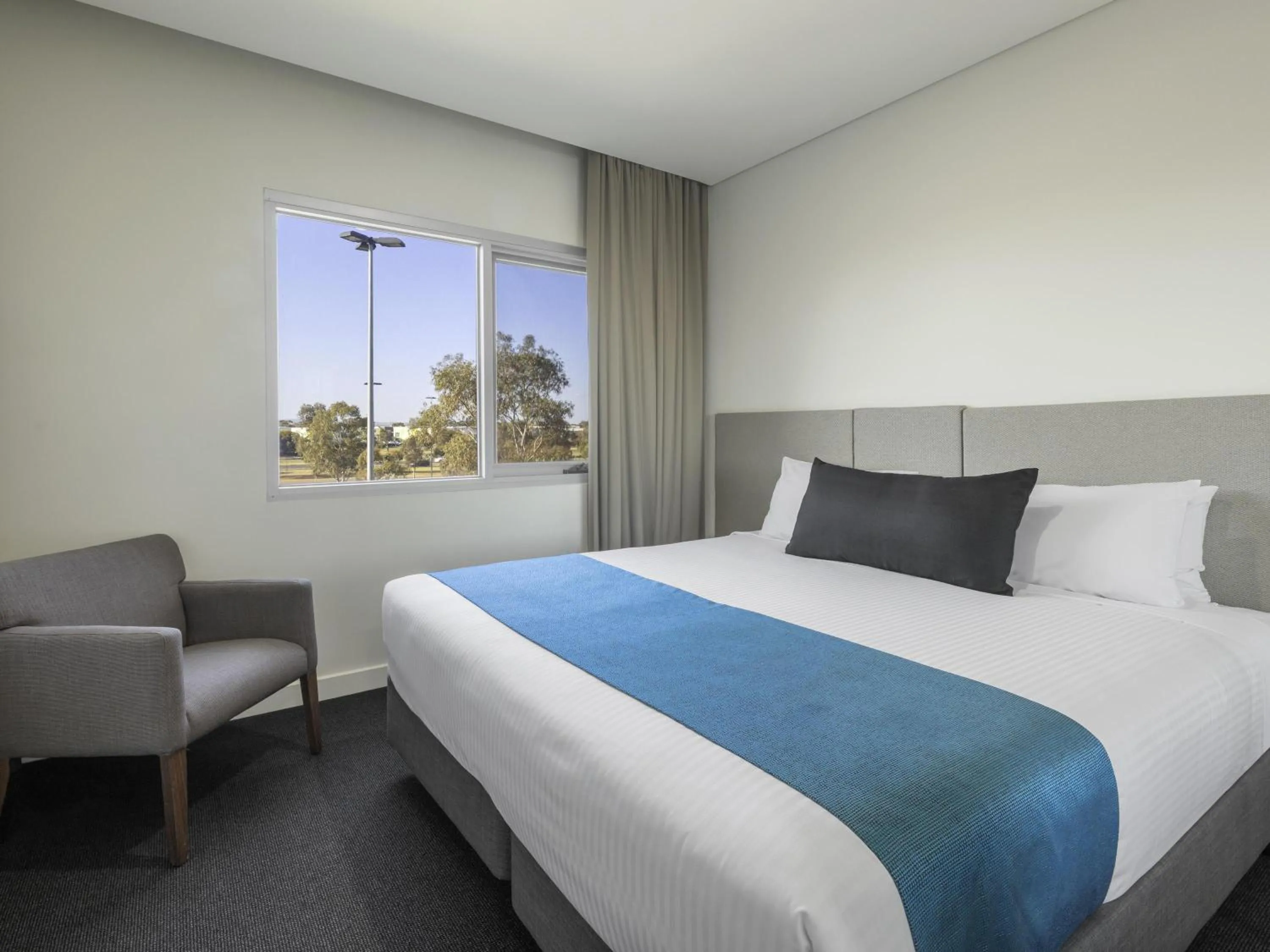 Bedroom, Bed in Mantra Melbourne Melton