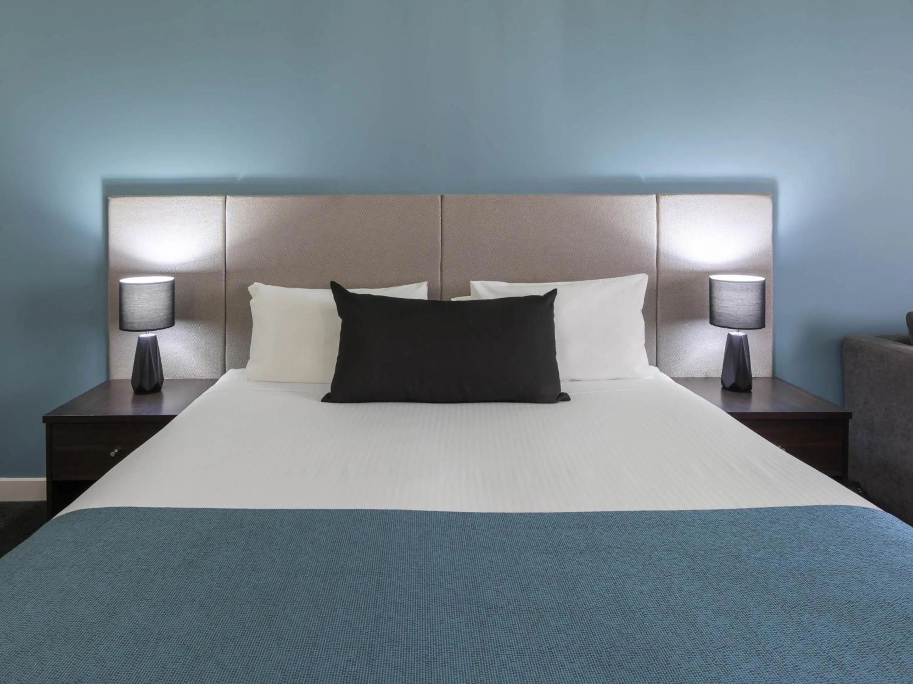Bedroom, Bed in Mantra Melbourne Melton