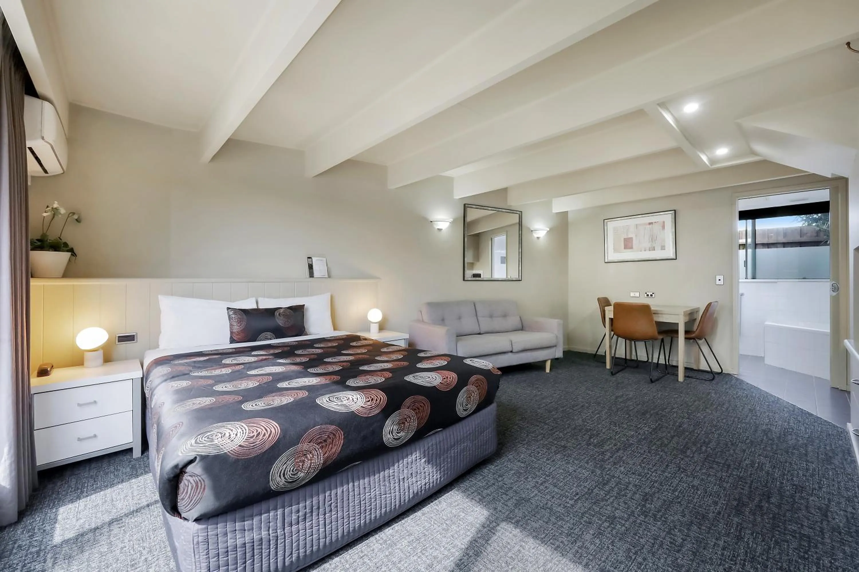 Bed in Comfort Inn On Raglan