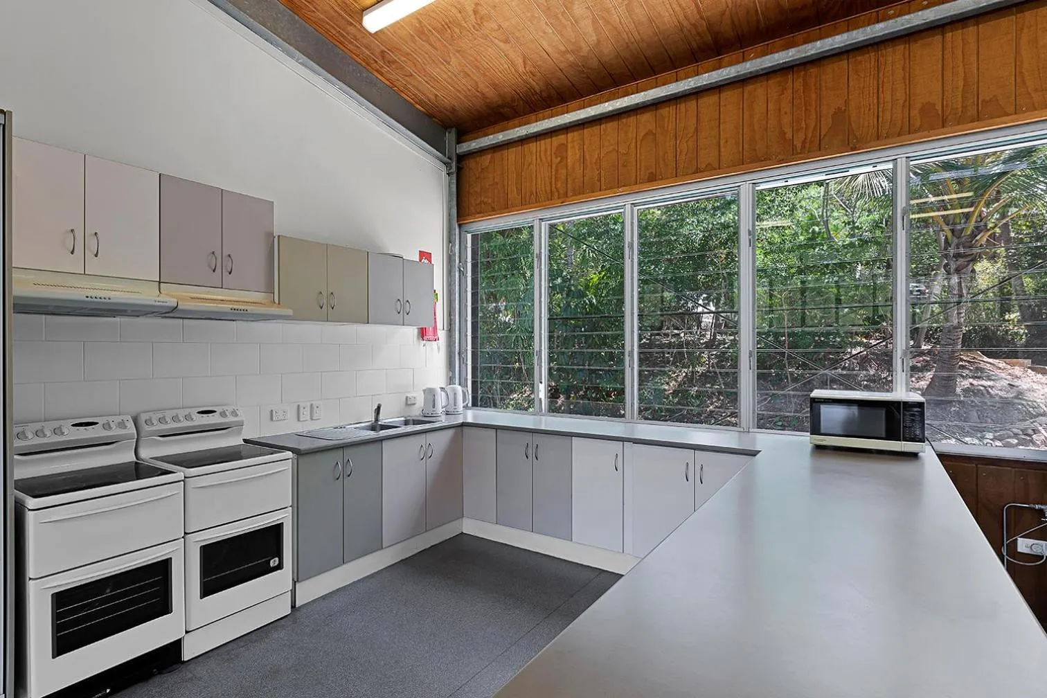 Kitchen or kitchenette in Kipara Tropical Rainforest Retreat