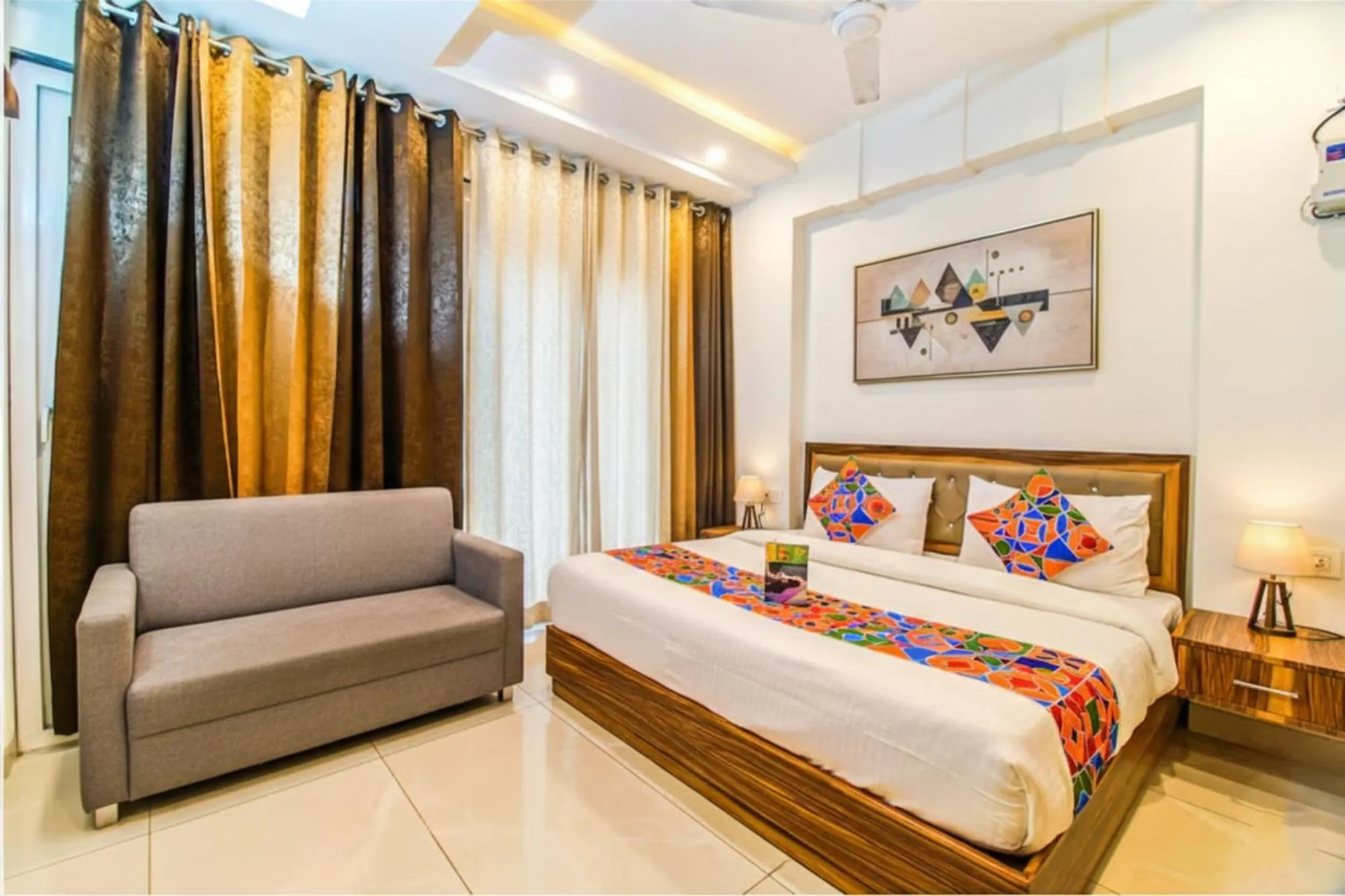 Bed in FabHotel Kiara- 400 meters from Medanta hospital