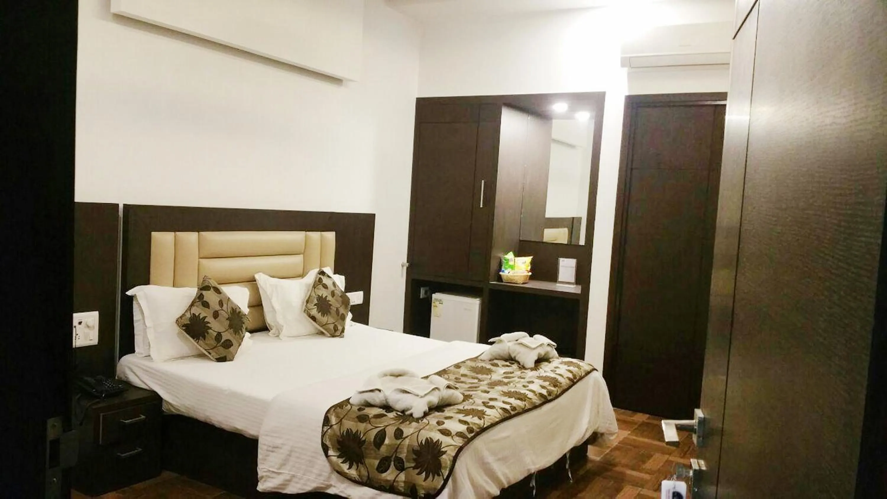 Bedroom in FabHotel Arihant Inn