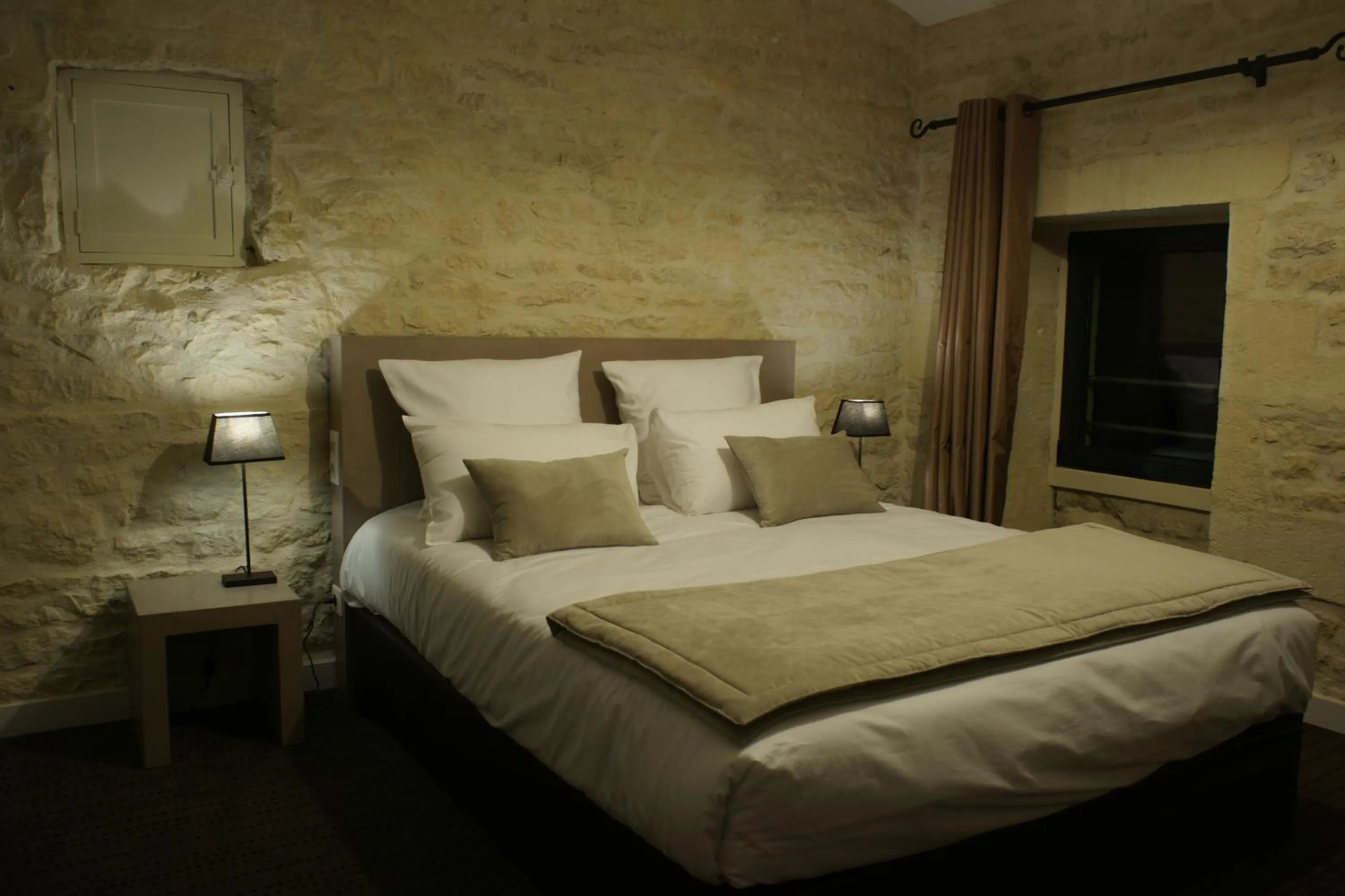 Bed in The Originals Boutique, Hôtel La Grange, Niort