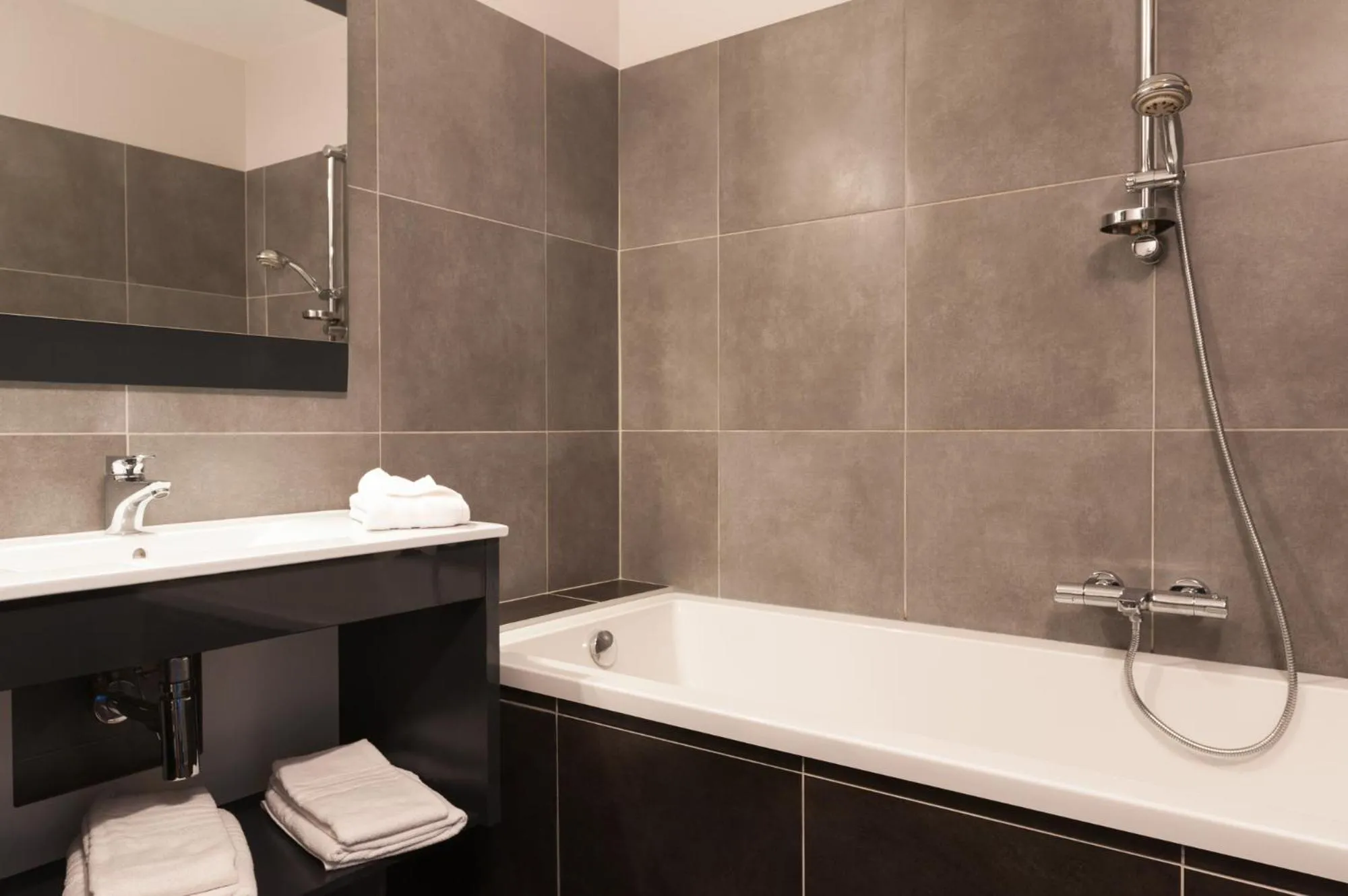 Bathroom in The Originals Boutique, Hôtel La Grange, Niort