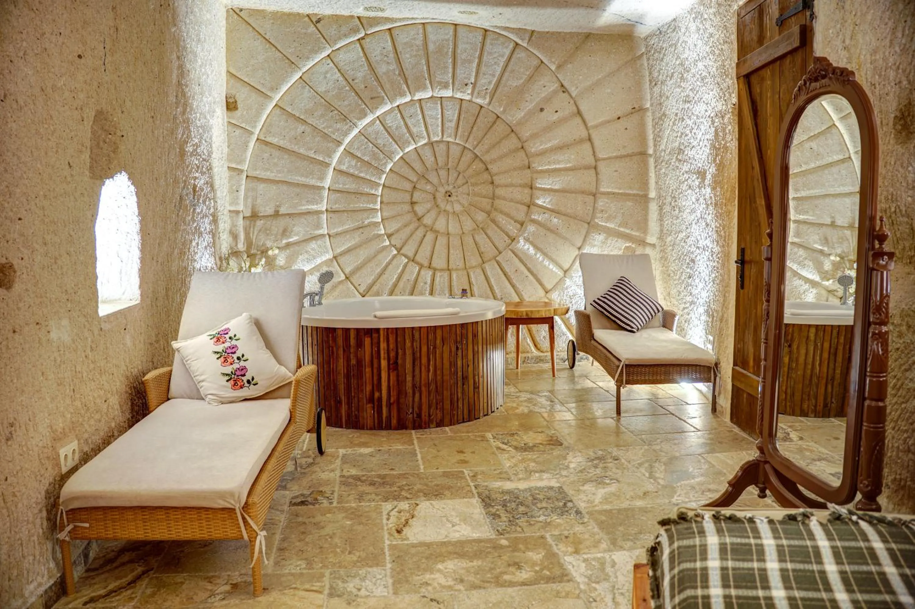 Hot Tub, Bed in Petra Inn Cappadocia