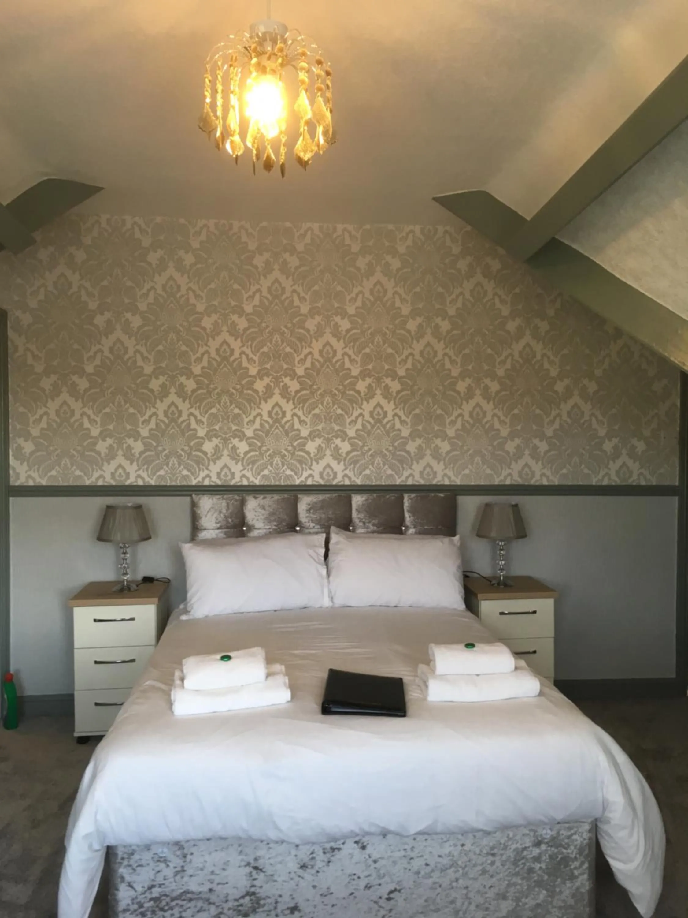 Bed in Grosvenor Hotel