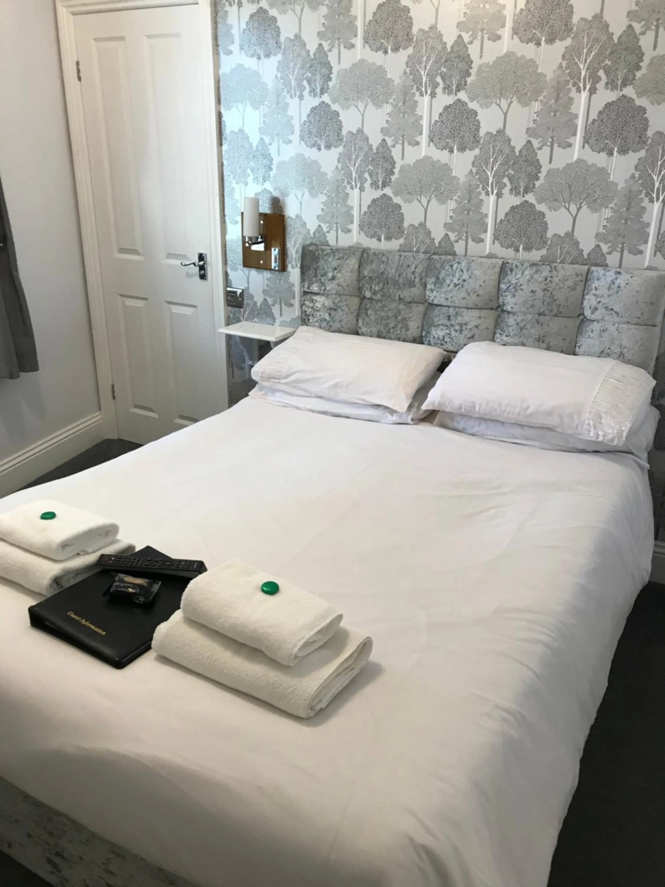 Bed in Grosvenor Hotel