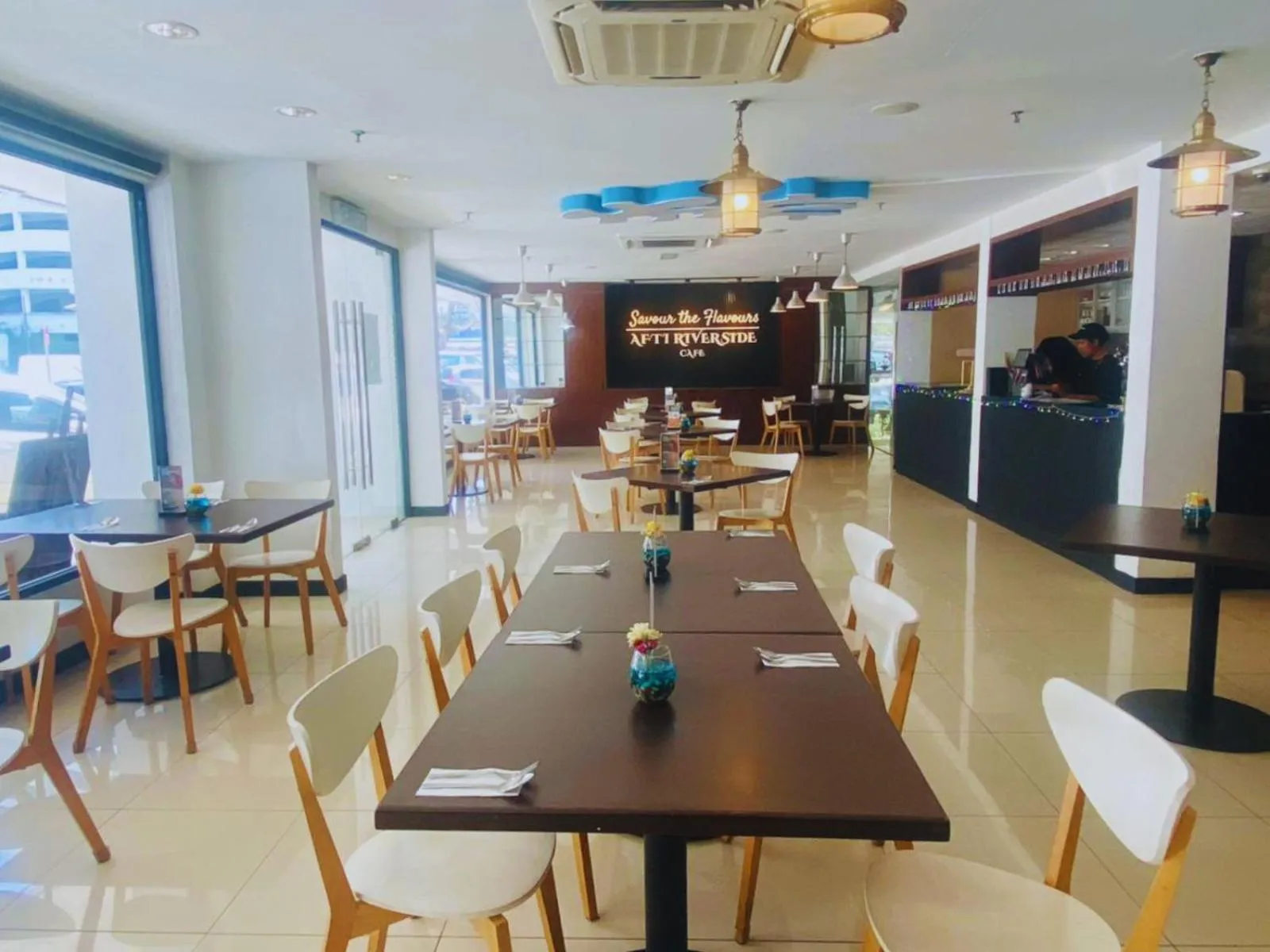 Restaurant/places to eat in Oceania Hotel