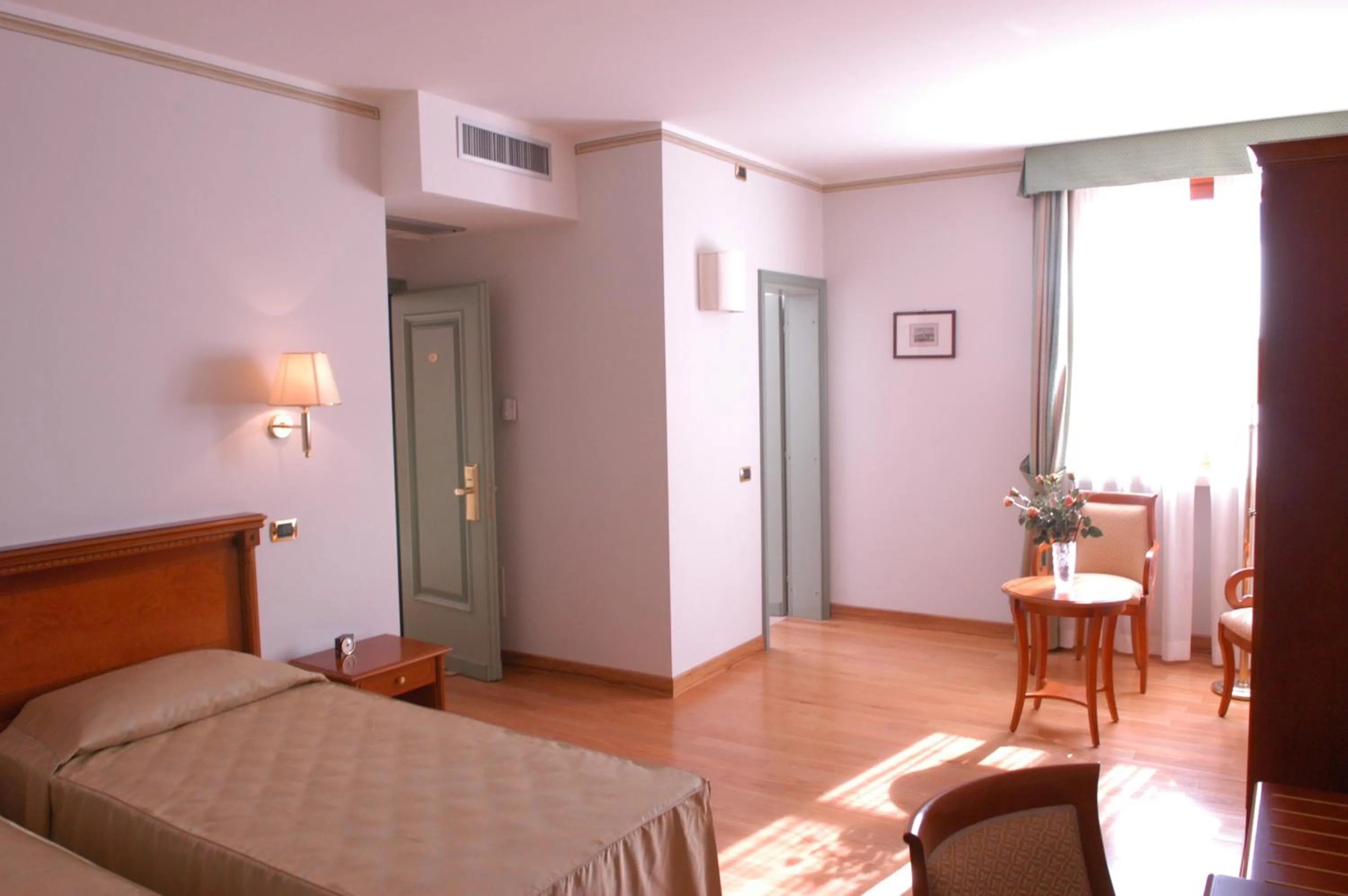 Photo of the whole room in Pilgrim's Hotel