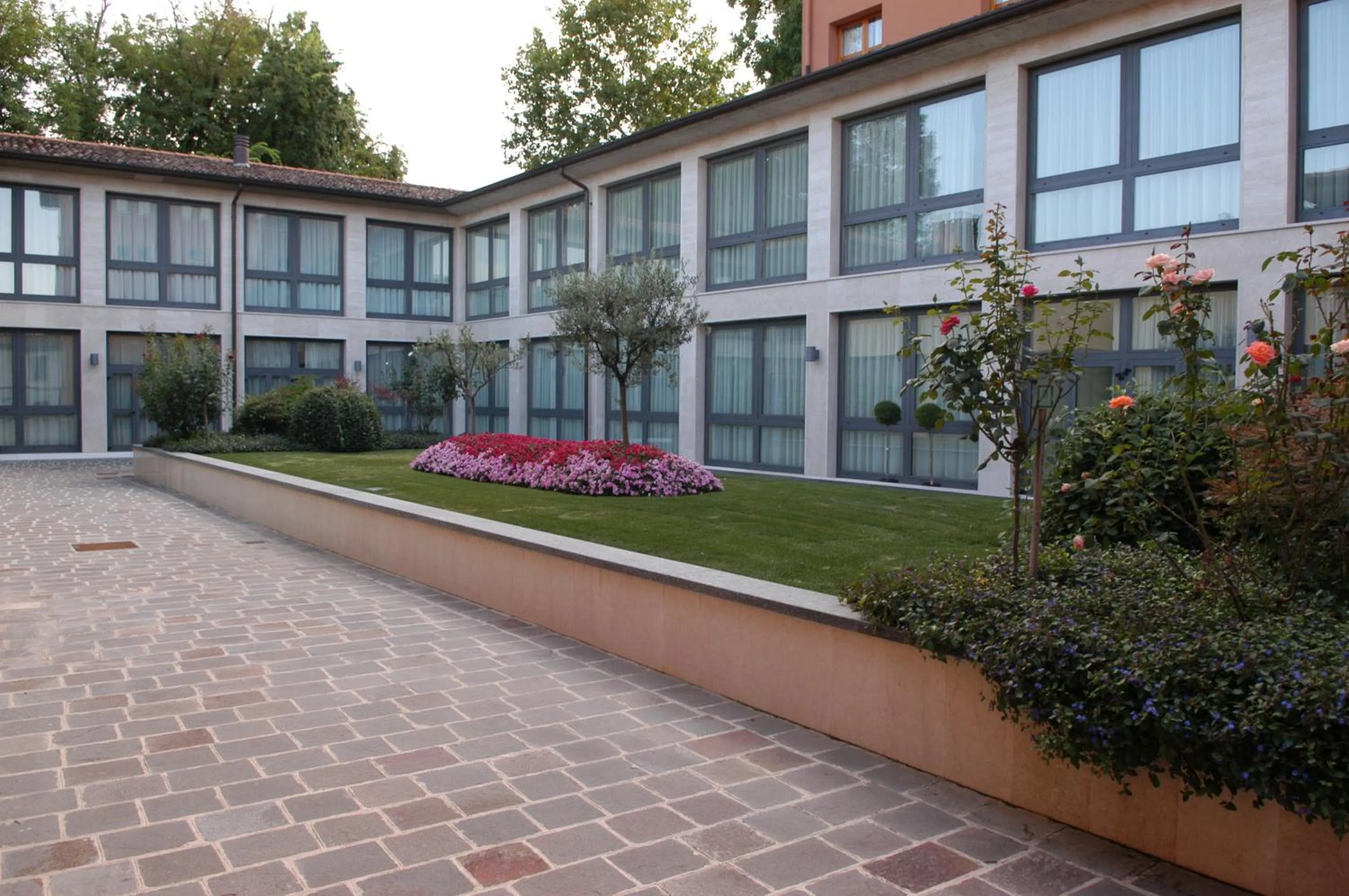 Facade/entrance in Pilgrim's Hotel