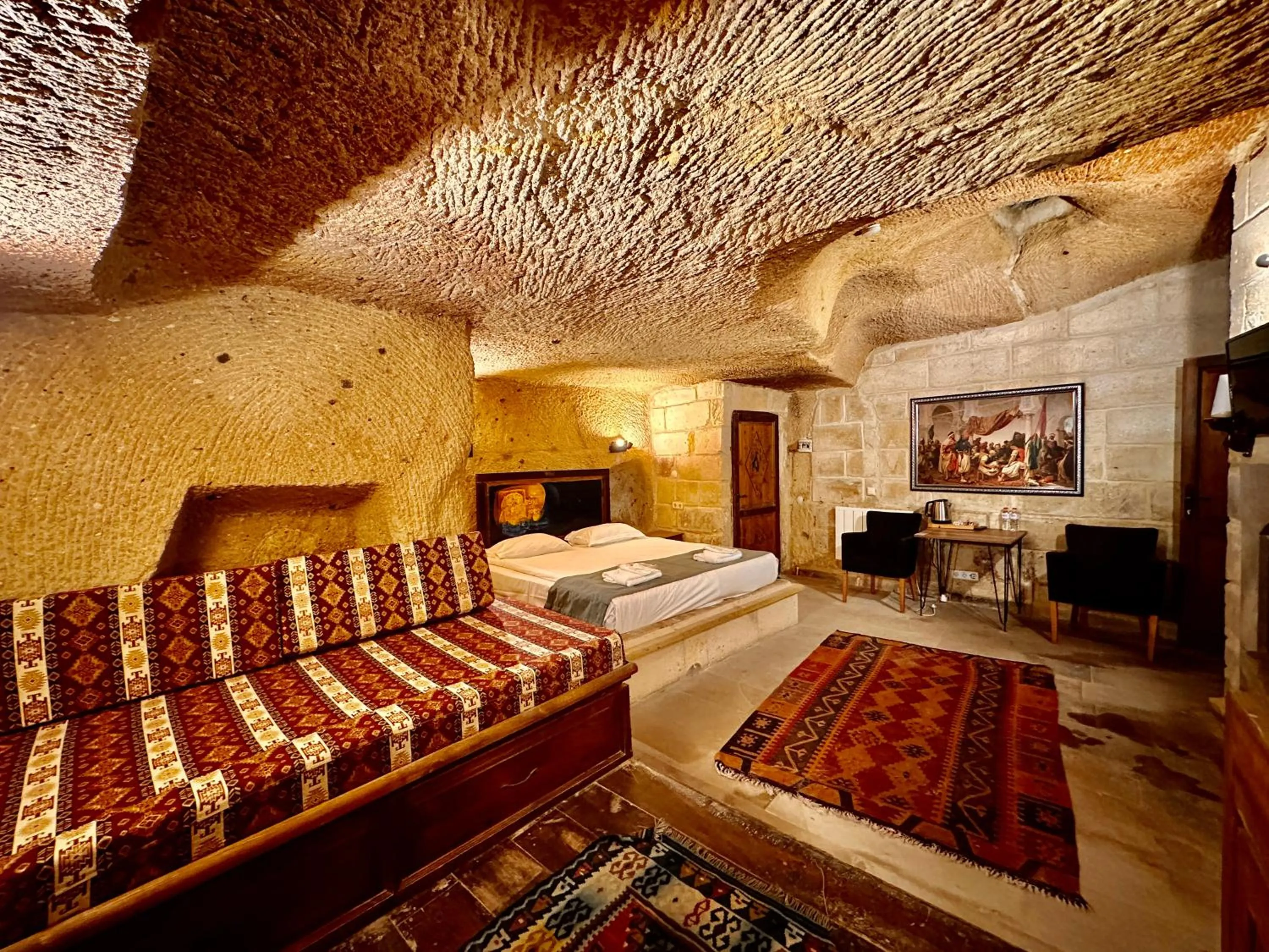 Communal lounge/ TV room in Harkasos Cave Hotel