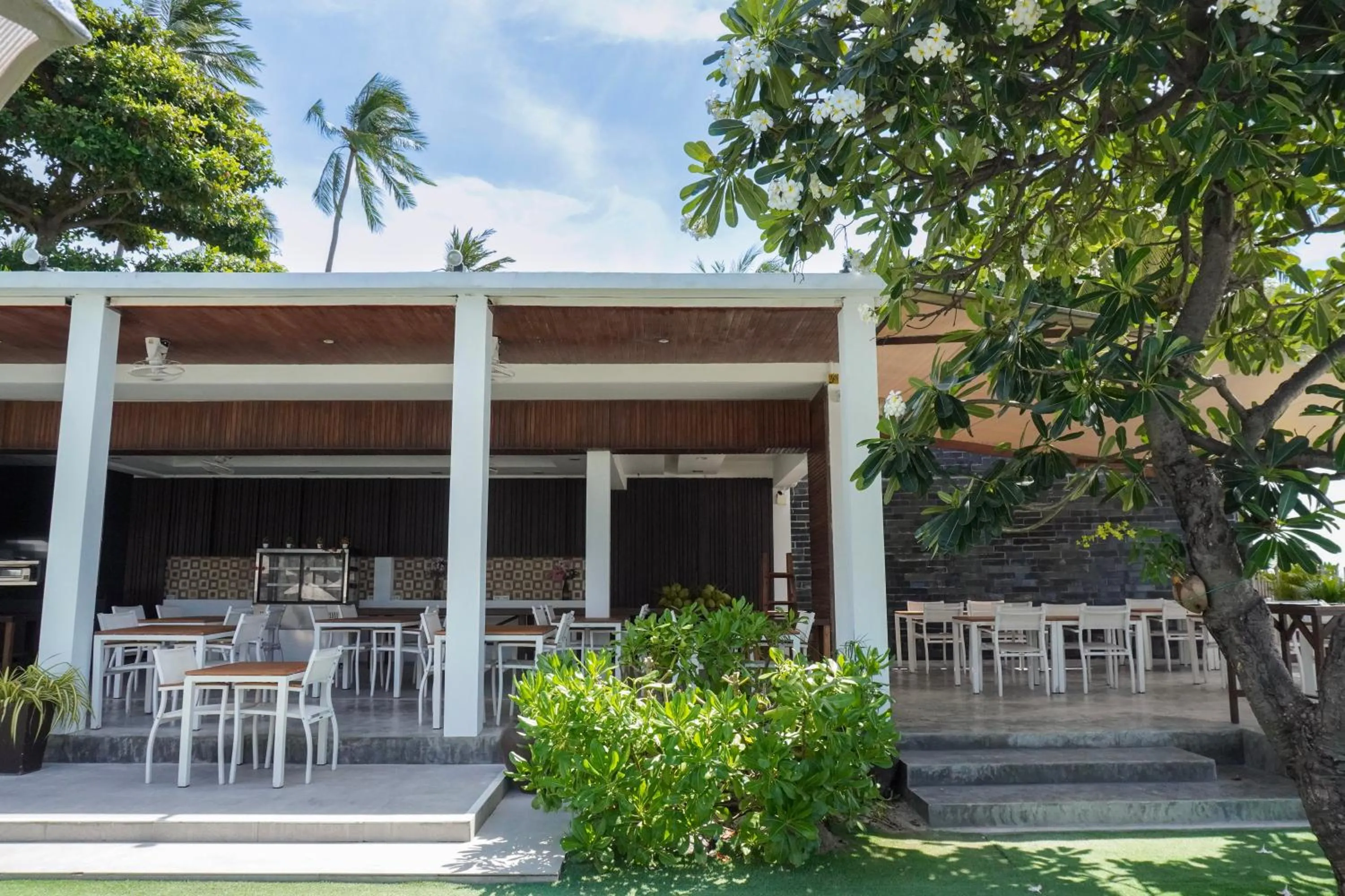 Restaurant/places to eat in KC Beach Club & Pool Villas