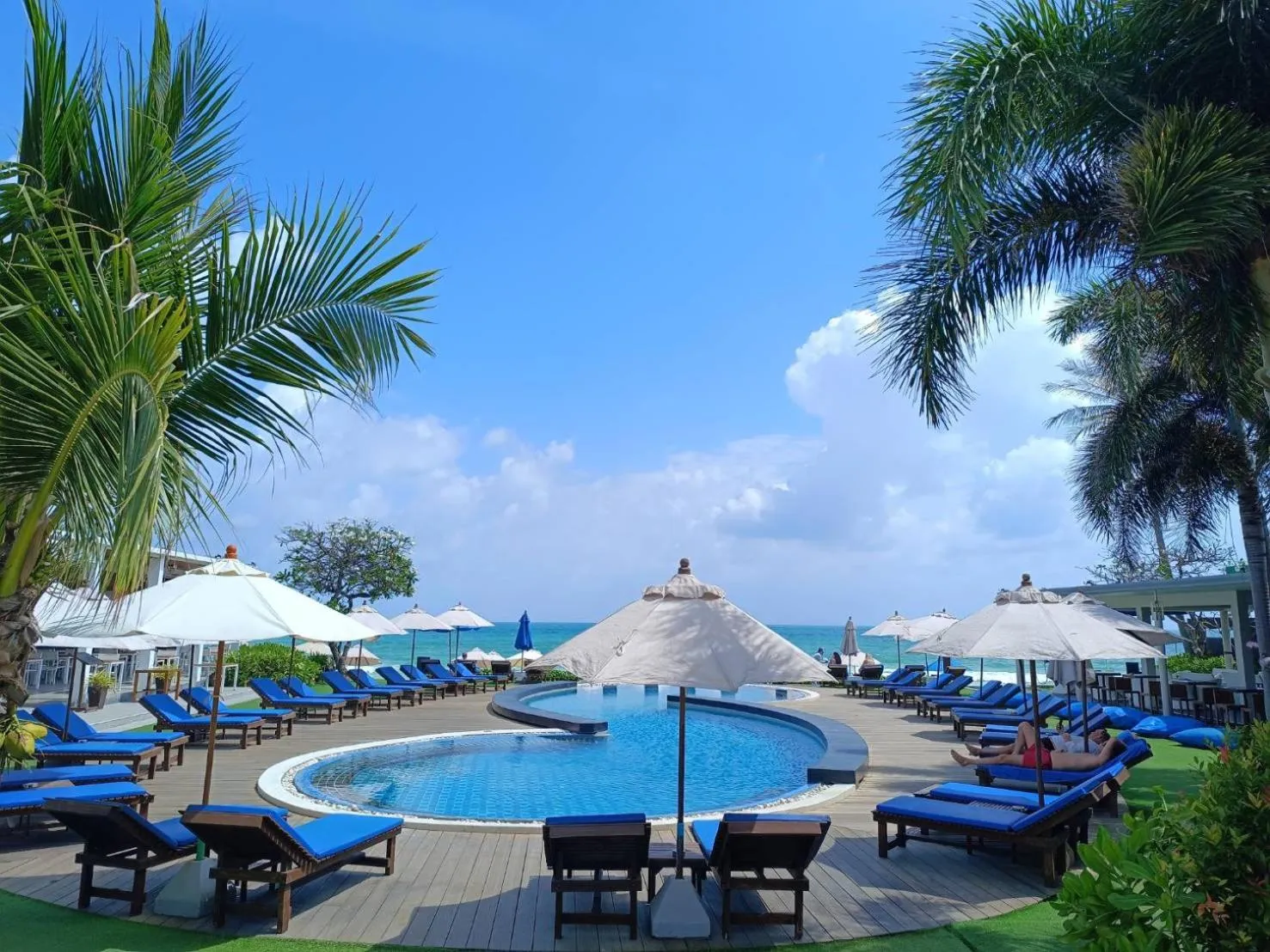 Restaurant/places to eat in KC Beach Club & Pool Villas