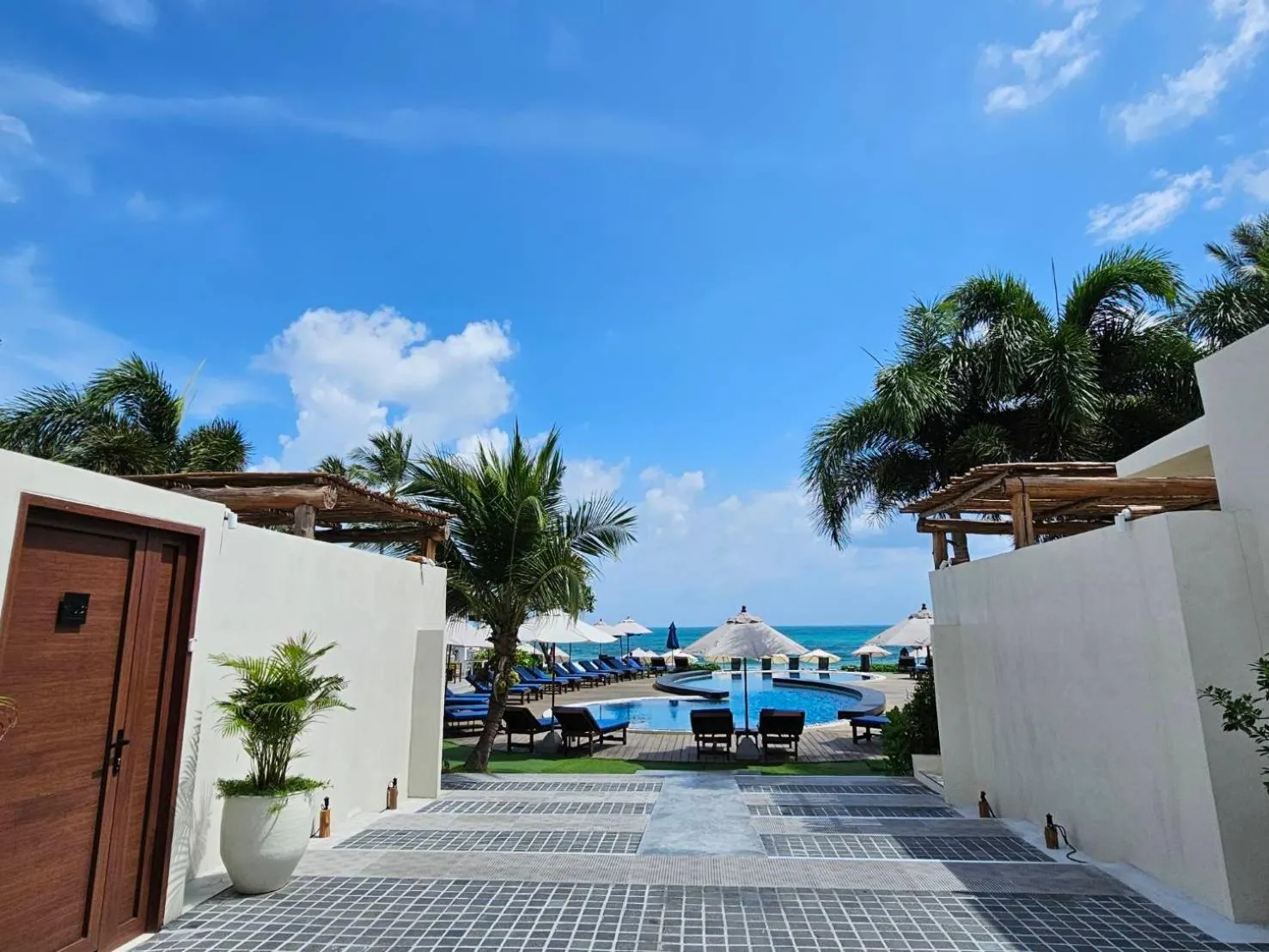 Property building in KC Beach Club & Pool Villas