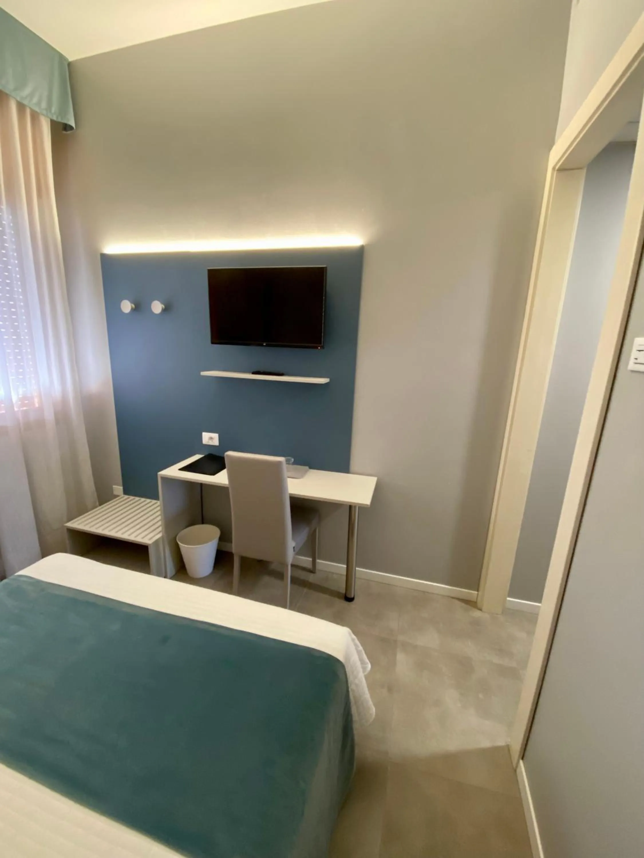 Photo of the whole room, Bed in Hotel Master