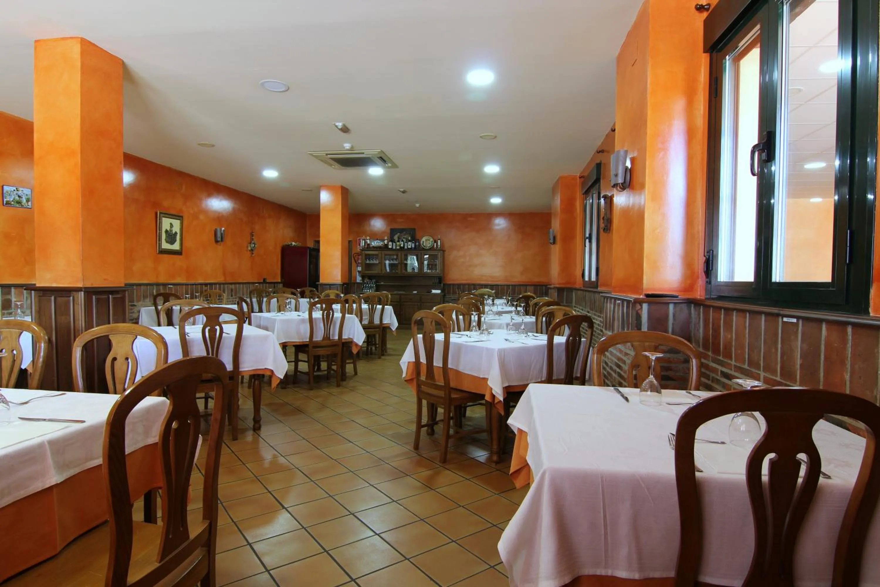 Restaurant/places to eat in Hotel Rural Hojaranzos