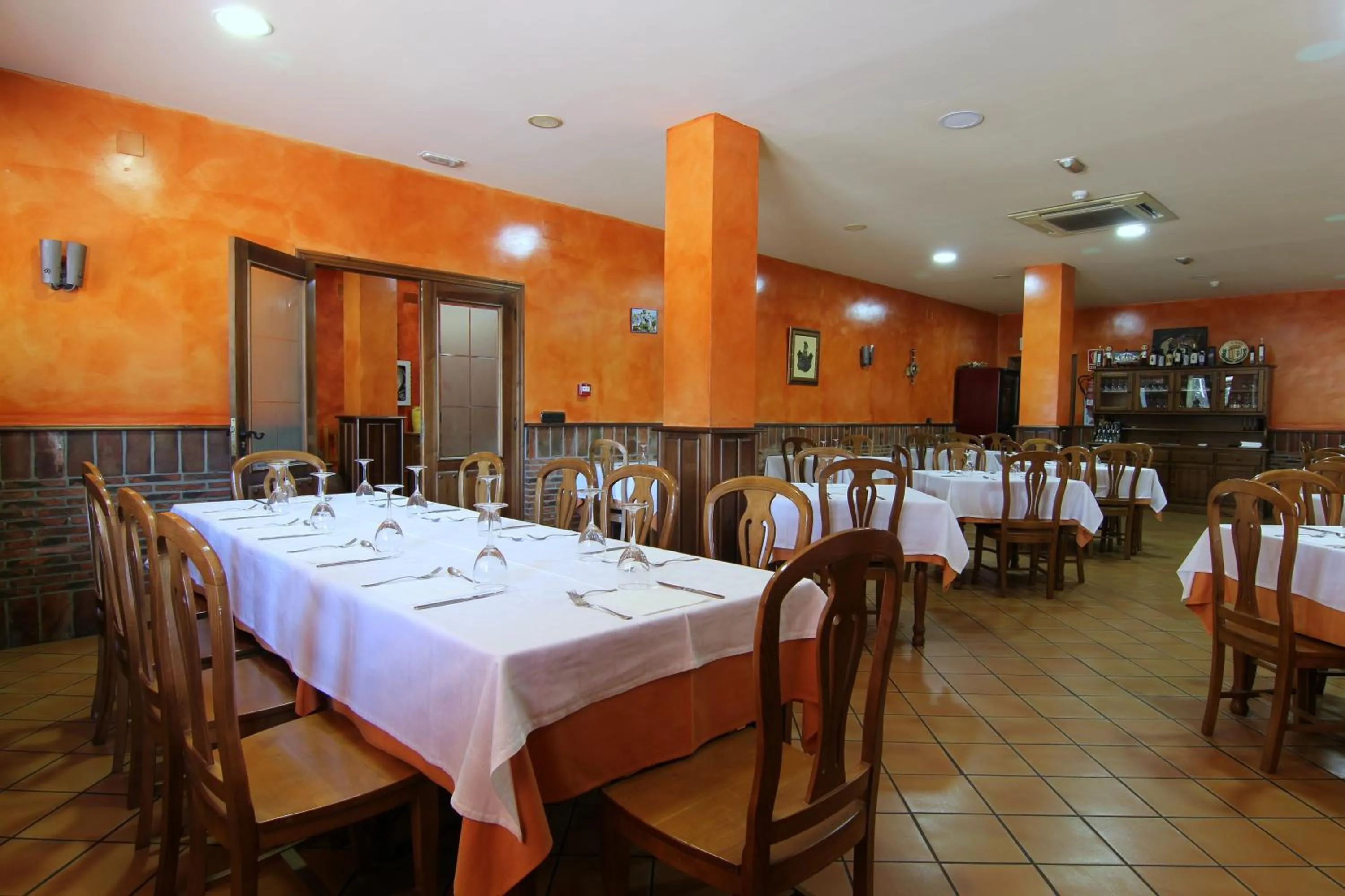 Restaurant/places to eat in Hotel Rural Hojaranzos