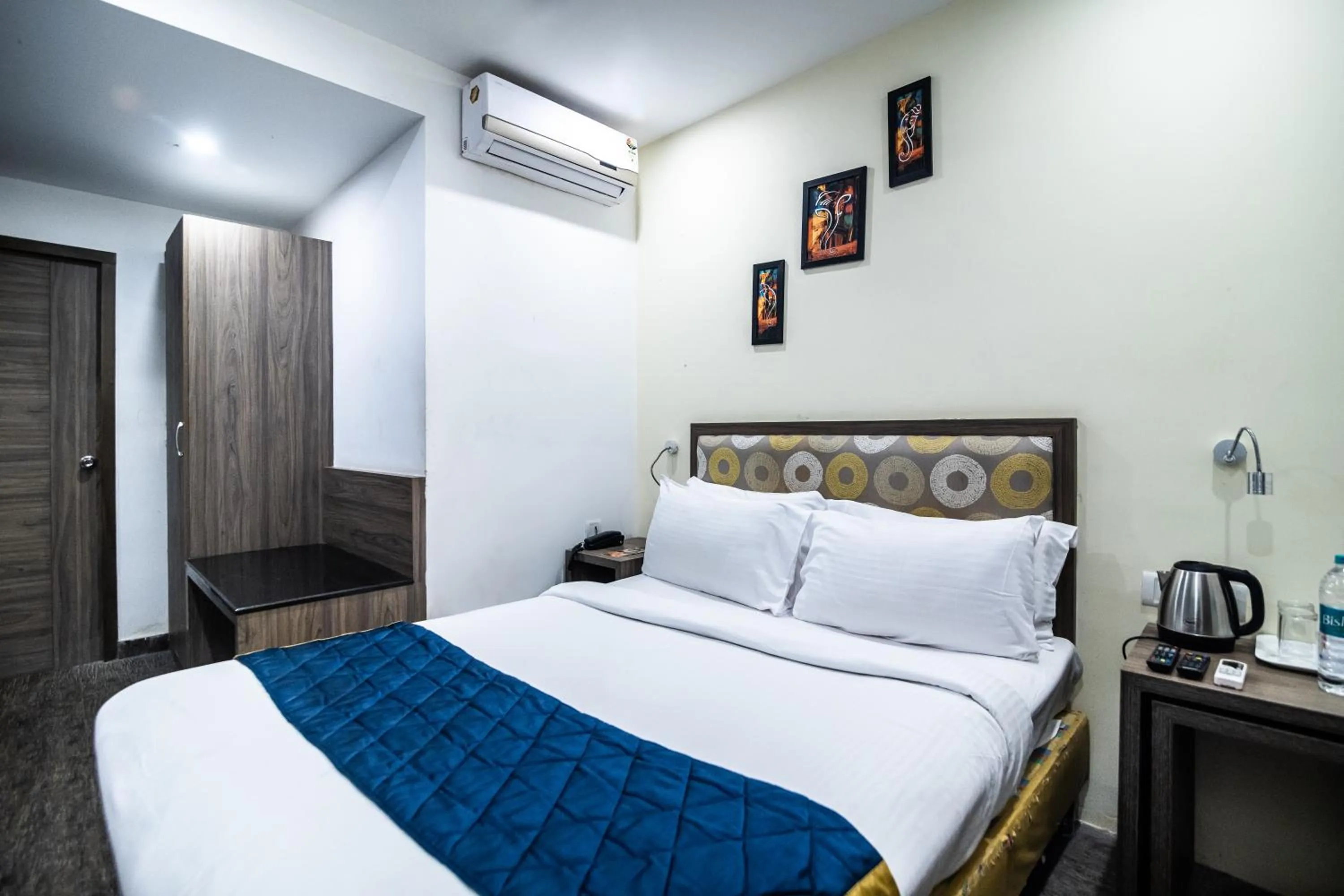 Bedroom, Bed in Aashreya Suites Tiruvannamalai