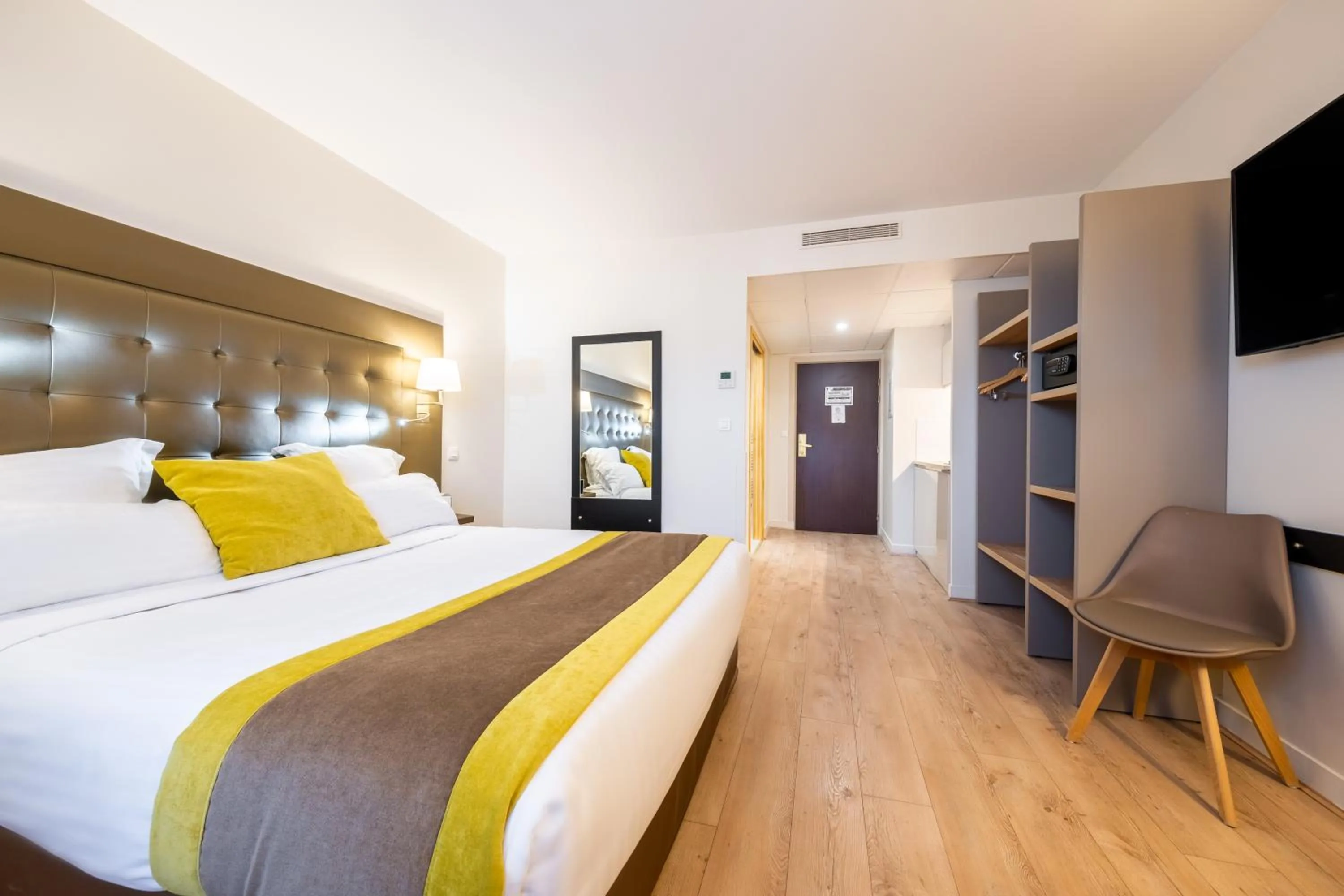 Bed in Hôtel Quality Suites Maisons-Laffitte Paris Ouest