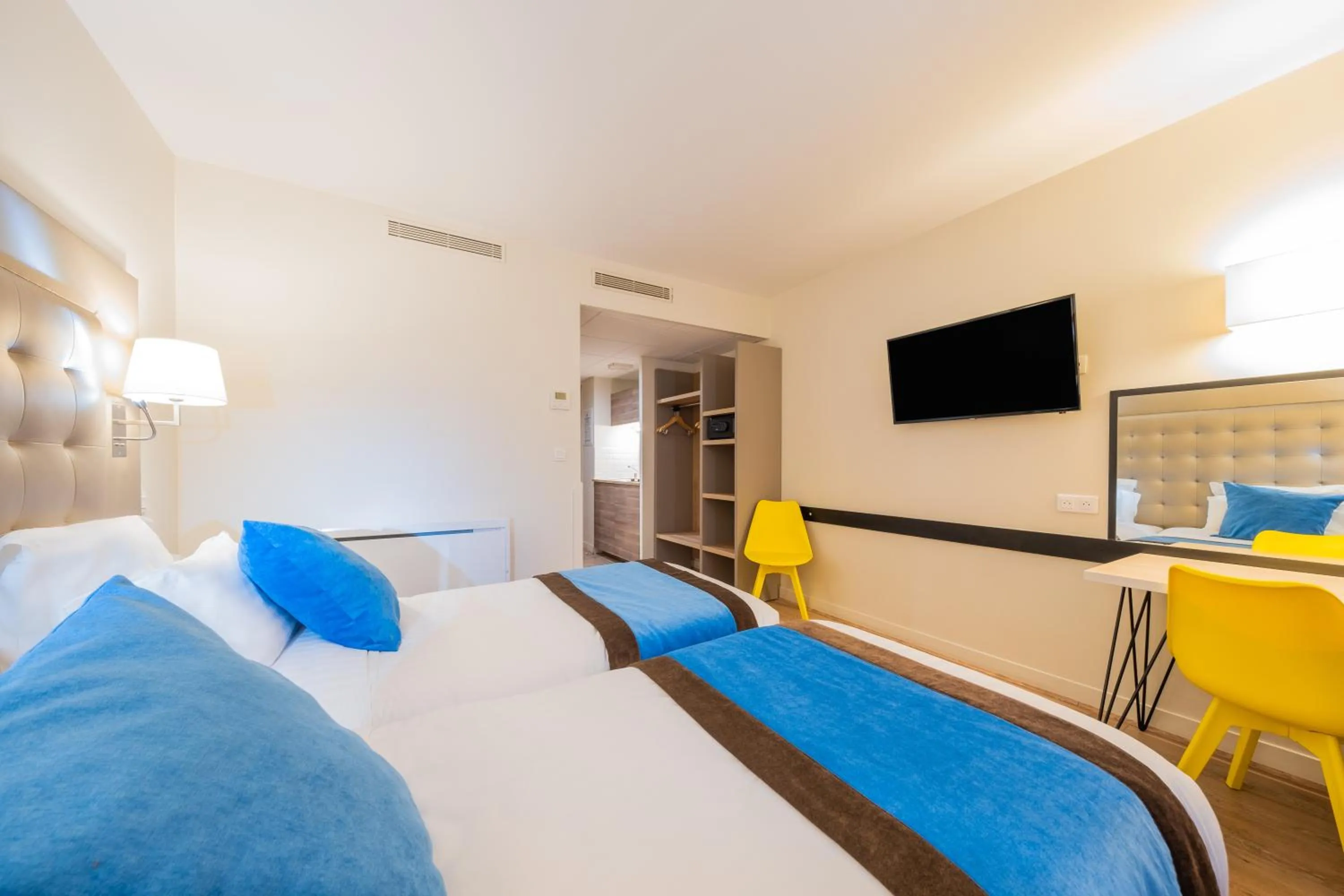 Bed in Hôtel Quality Suites Maisons-Laffitte Paris Ouest