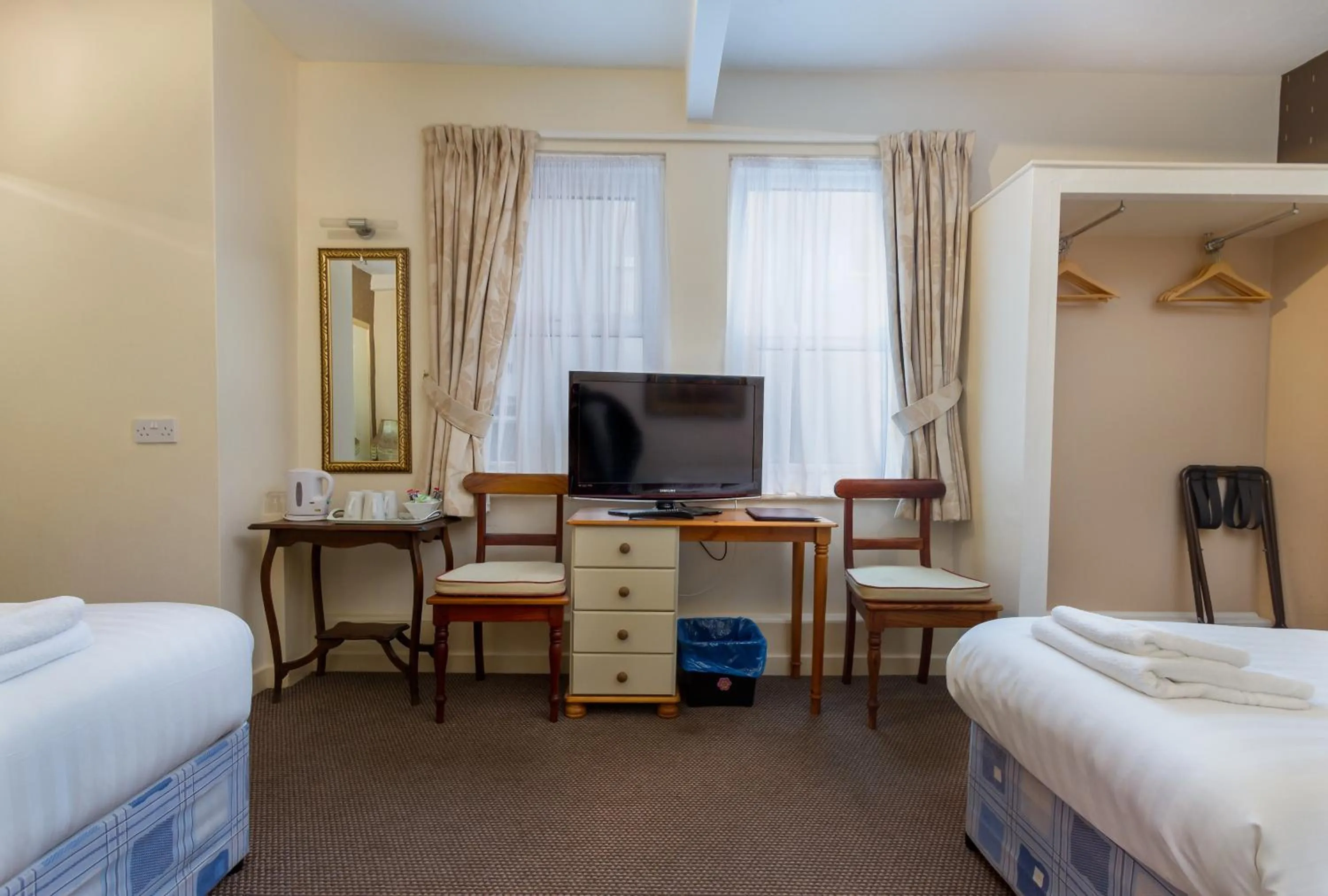 TV and multimedia, Bed in Maples Hotel