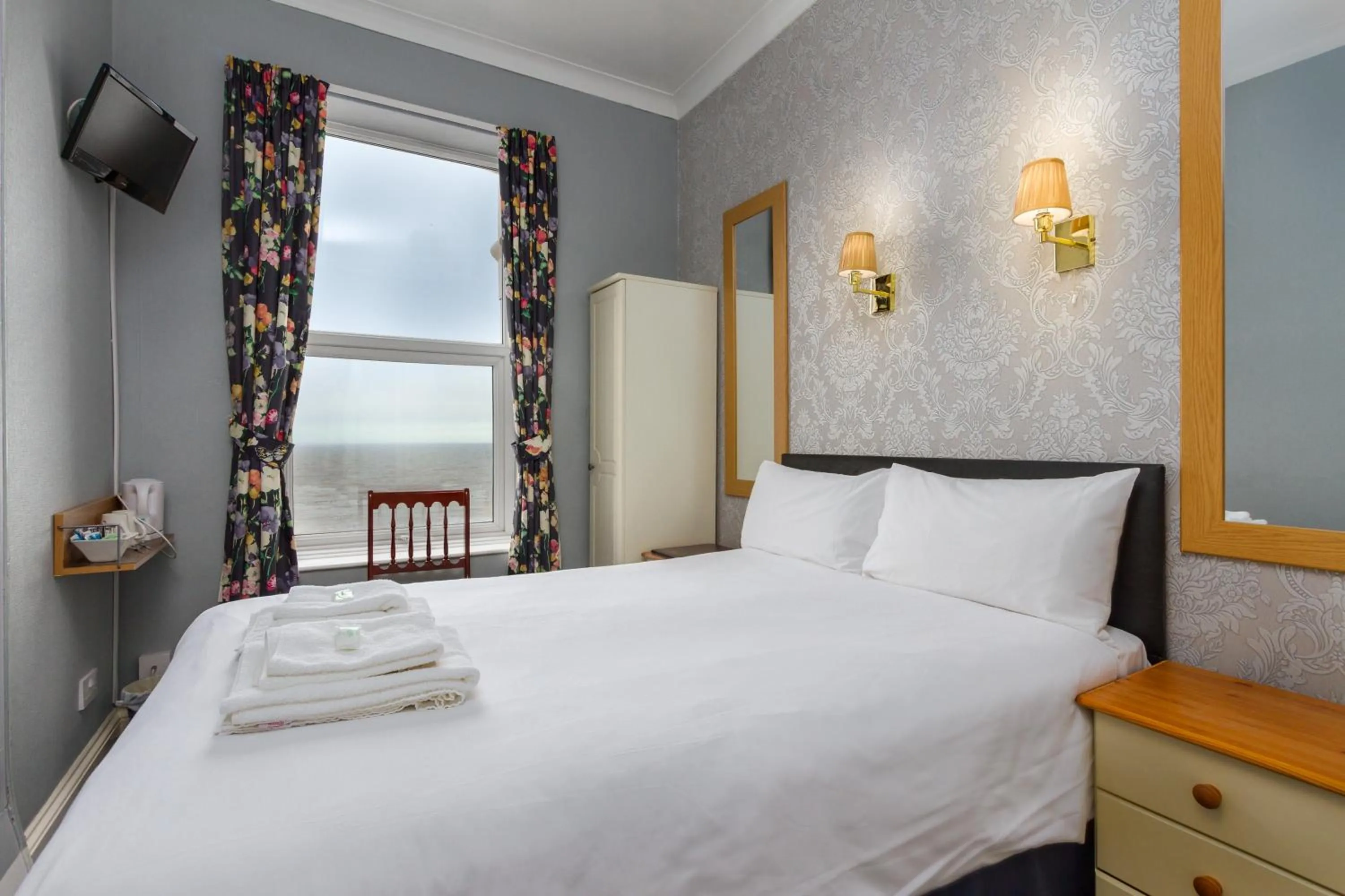 TV and multimedia, Bed in Maples Hotel