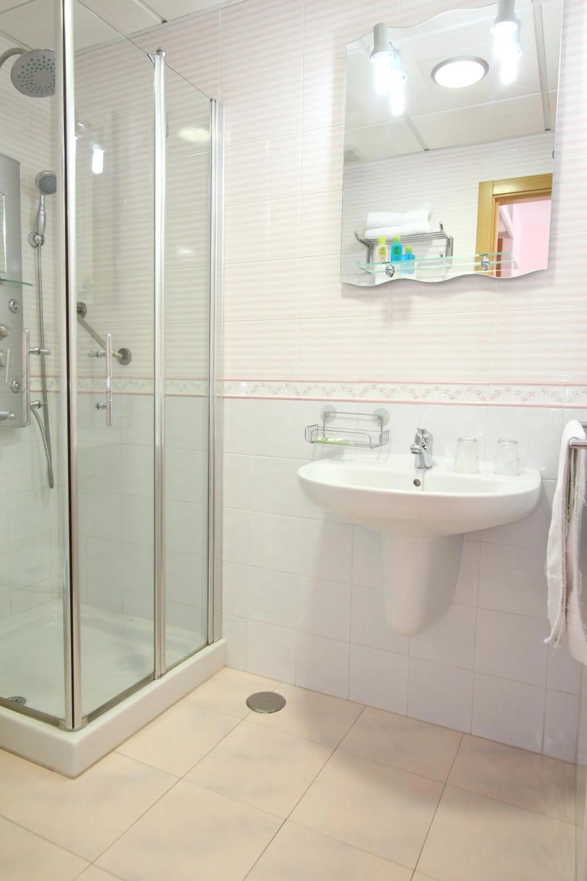 Shower in Hostal Campo Real Bed&Breakfast