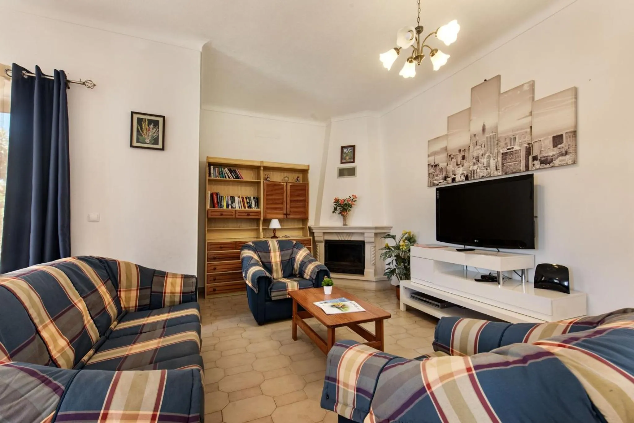 Communal lounge/ TV room in A Fantastic Place for Families, Hilton Hotel are and close to amenities