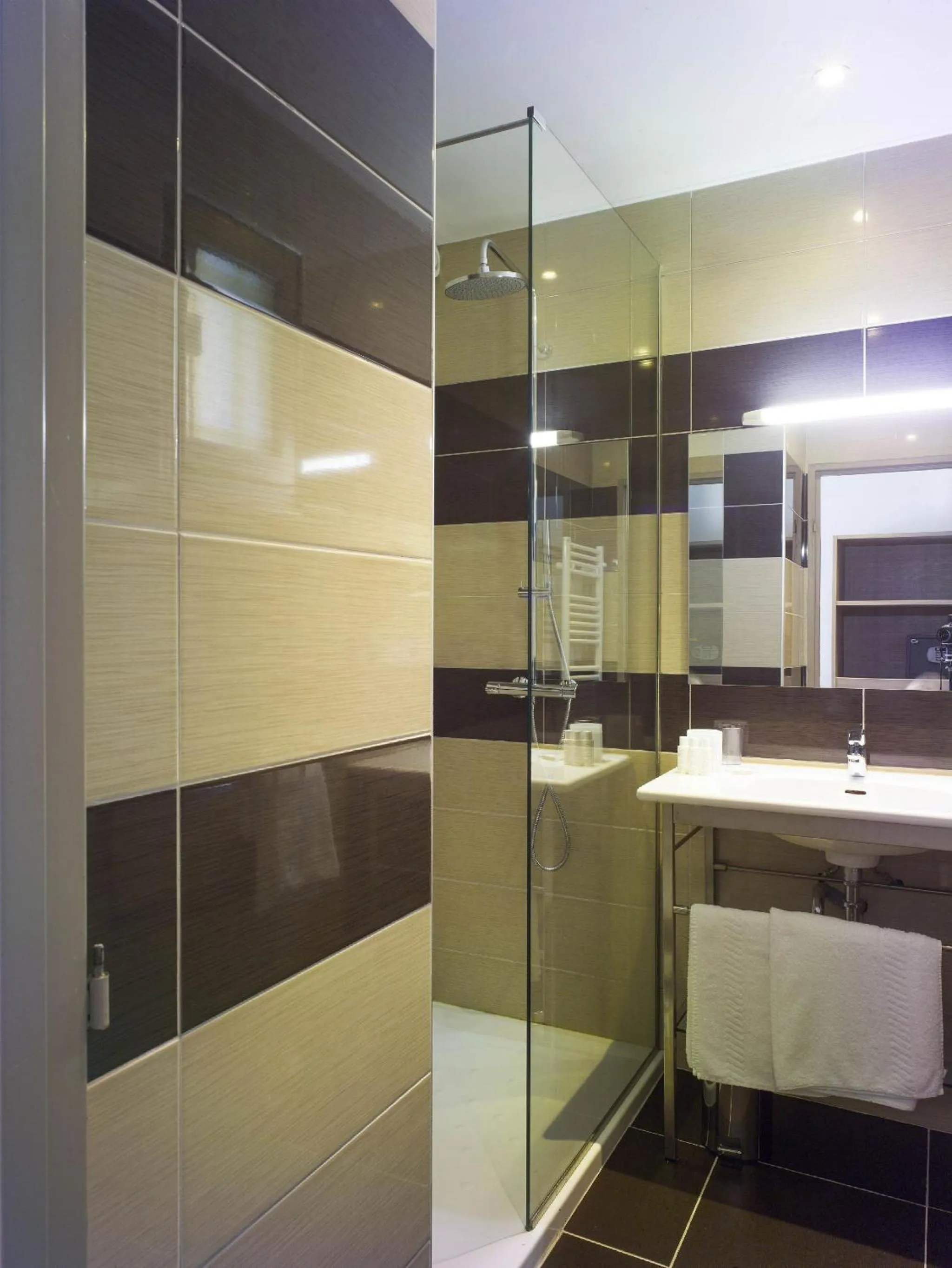 Shower in Hôtel Marina Corsica