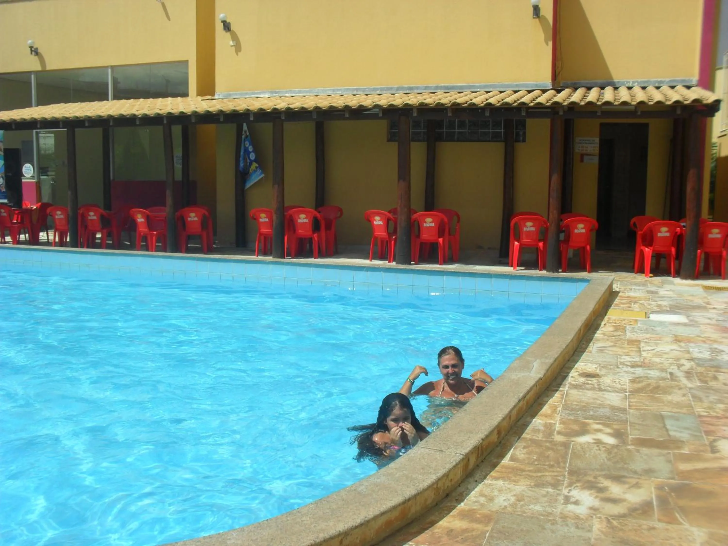 People in Suite Show no Thermas Place