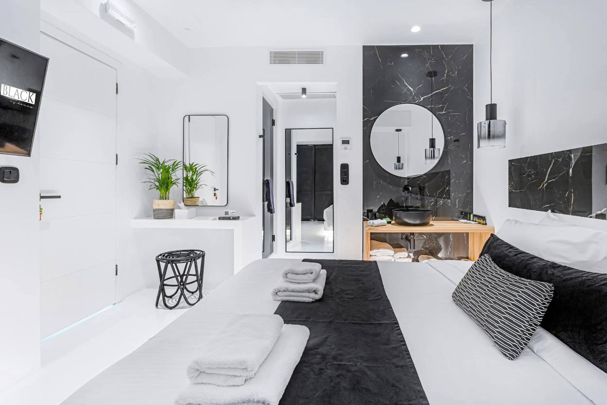 Bedroom in Tagoo Black Mykonos