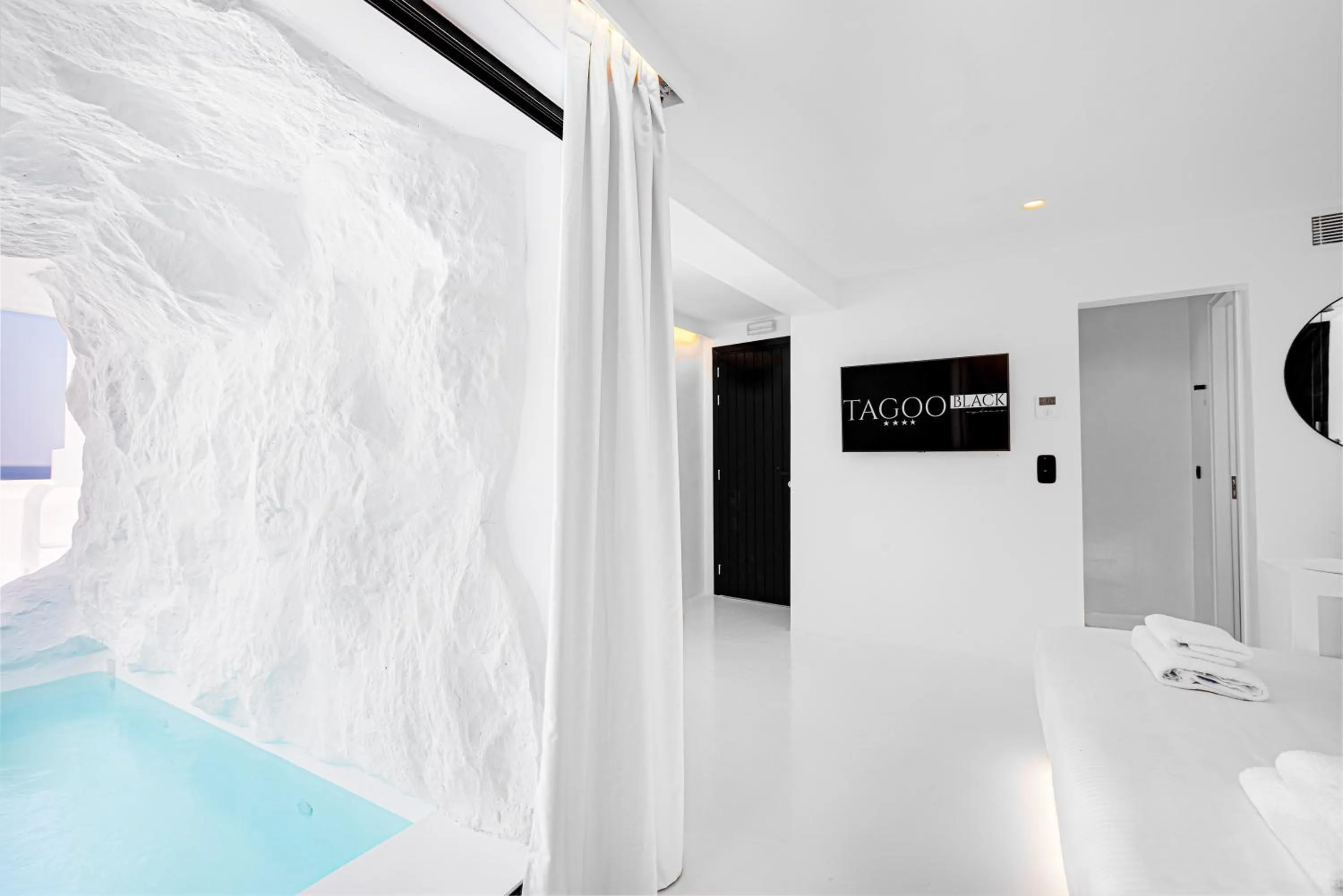 Photo of the whole room in Tagoo Black Mykonos