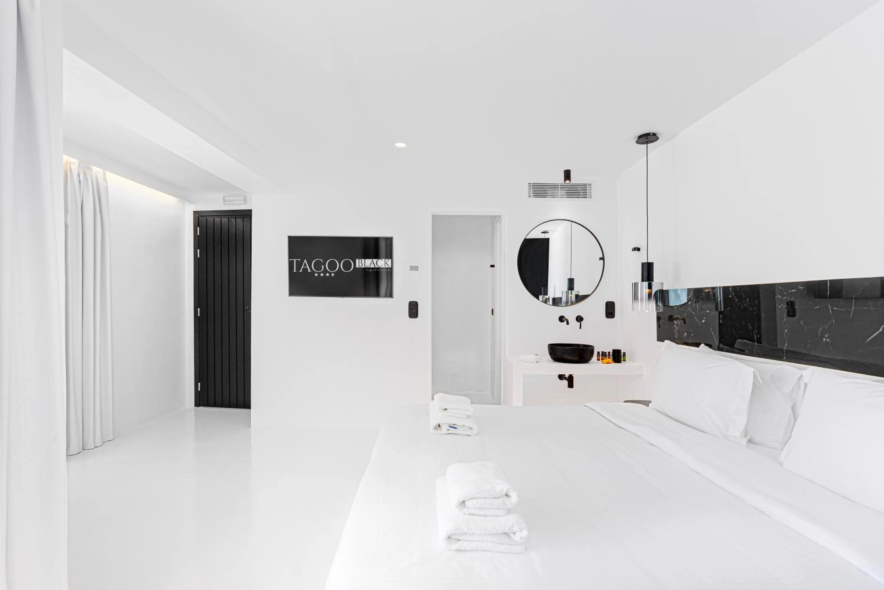 Bedroom in Tagoo Black Mykonos